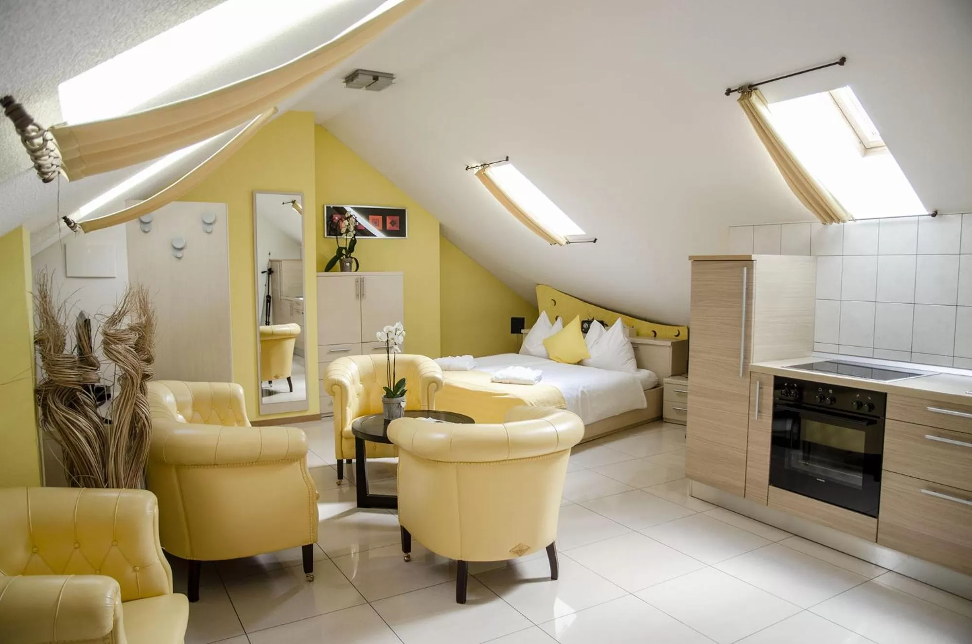 Photo of the whole room, Bed in Hotel du Faucon