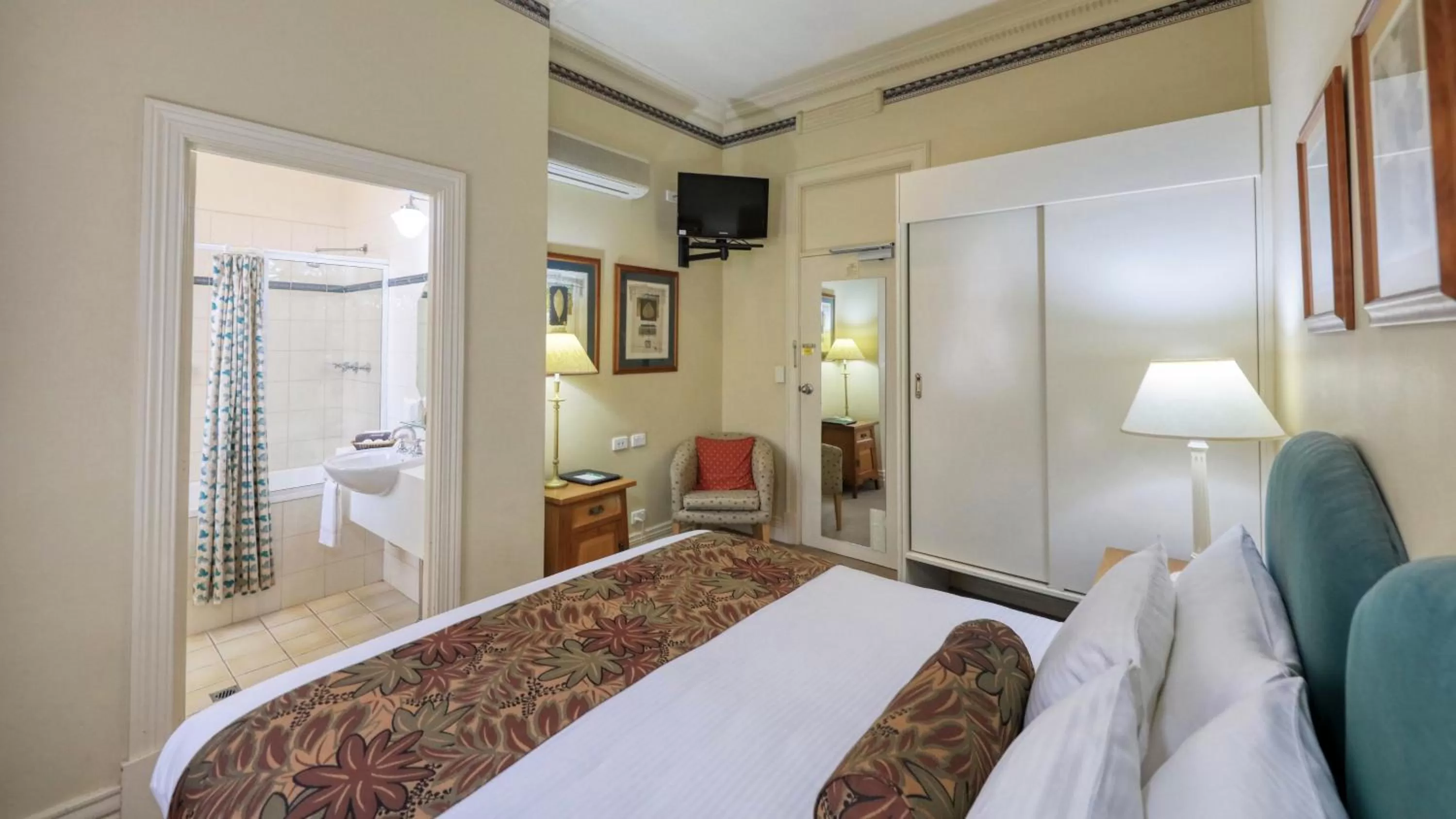 Bed in Royal Exchange Hotel