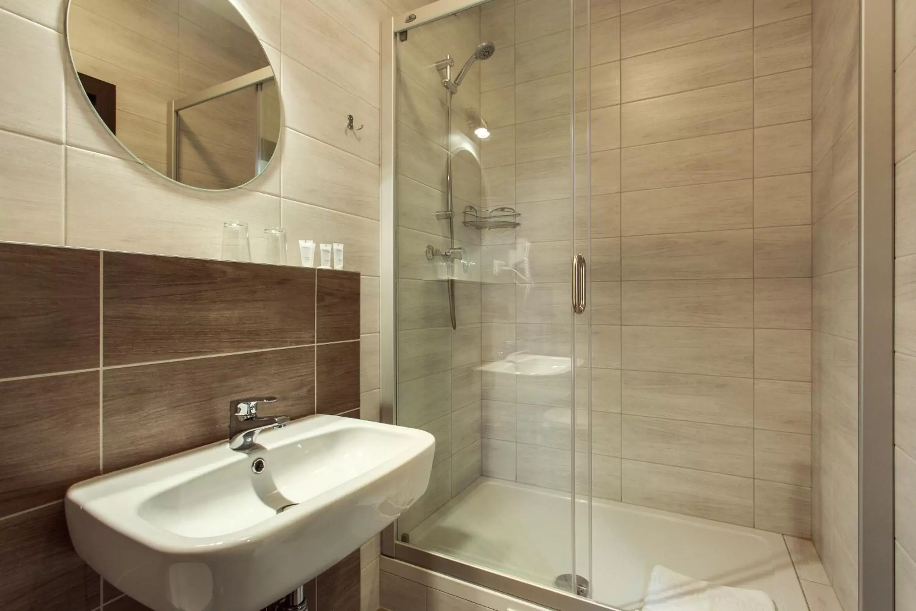 Shower, Bathroom in Old Town Trio