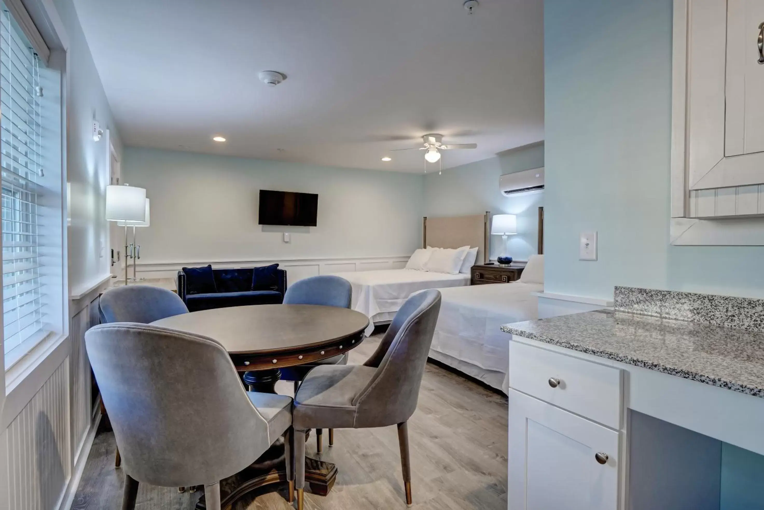 Property building, Kitchen/Kitchenette in Loggerhead Inn and Suites by Carolina Retreats