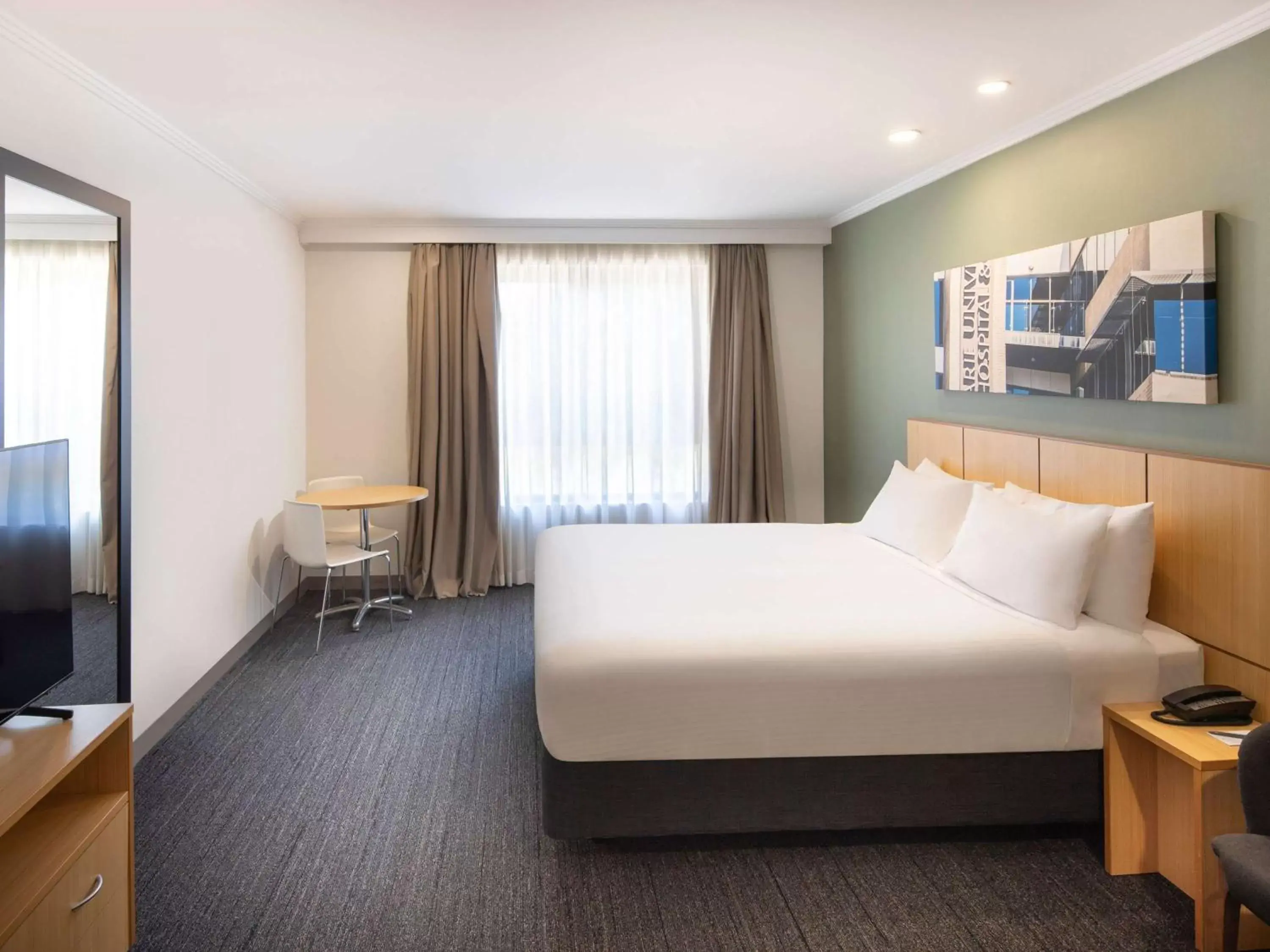 Bedroom in Mercure Sydney Macquarie Park