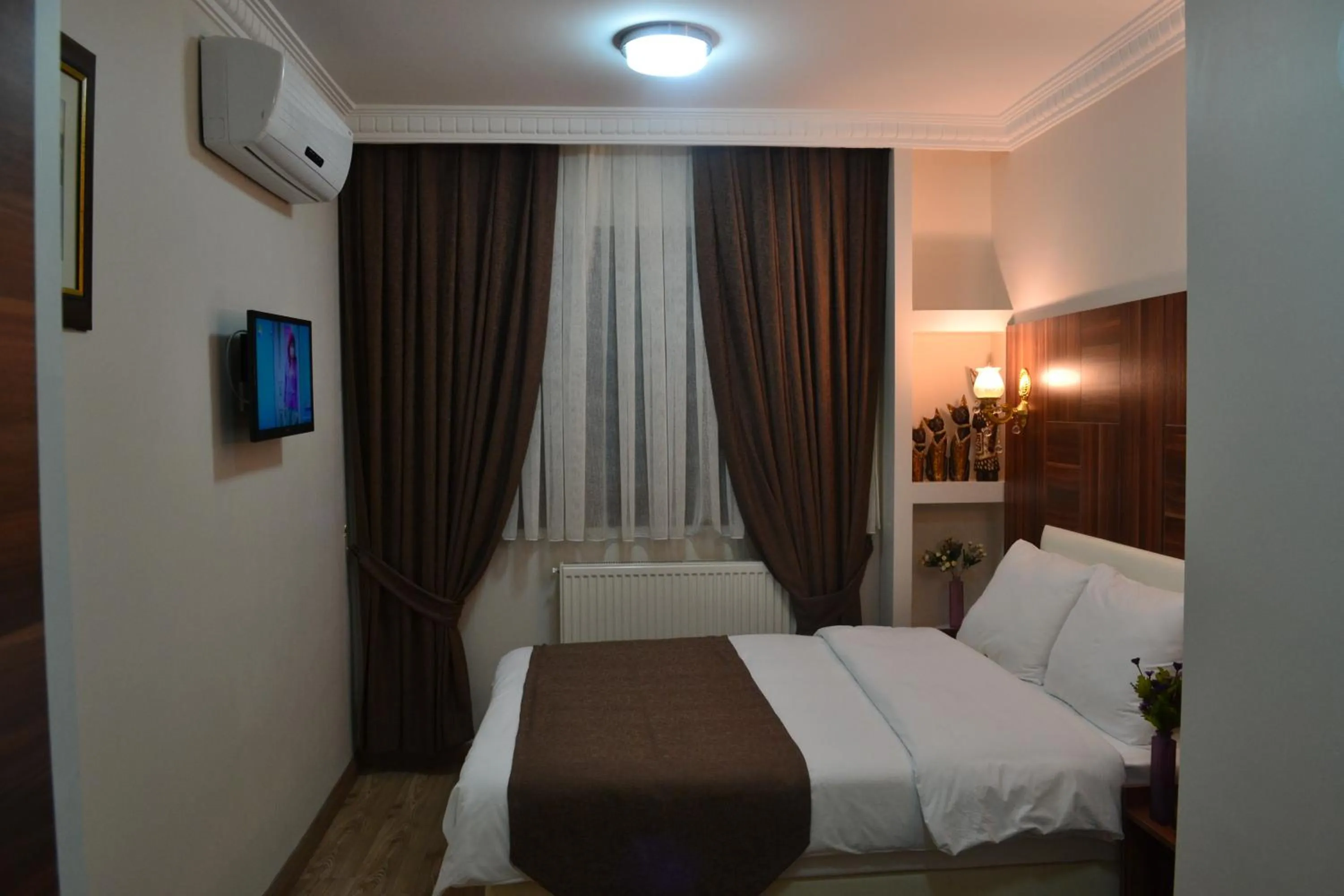 TV and multimedia, Bed in New Fatih Hotel