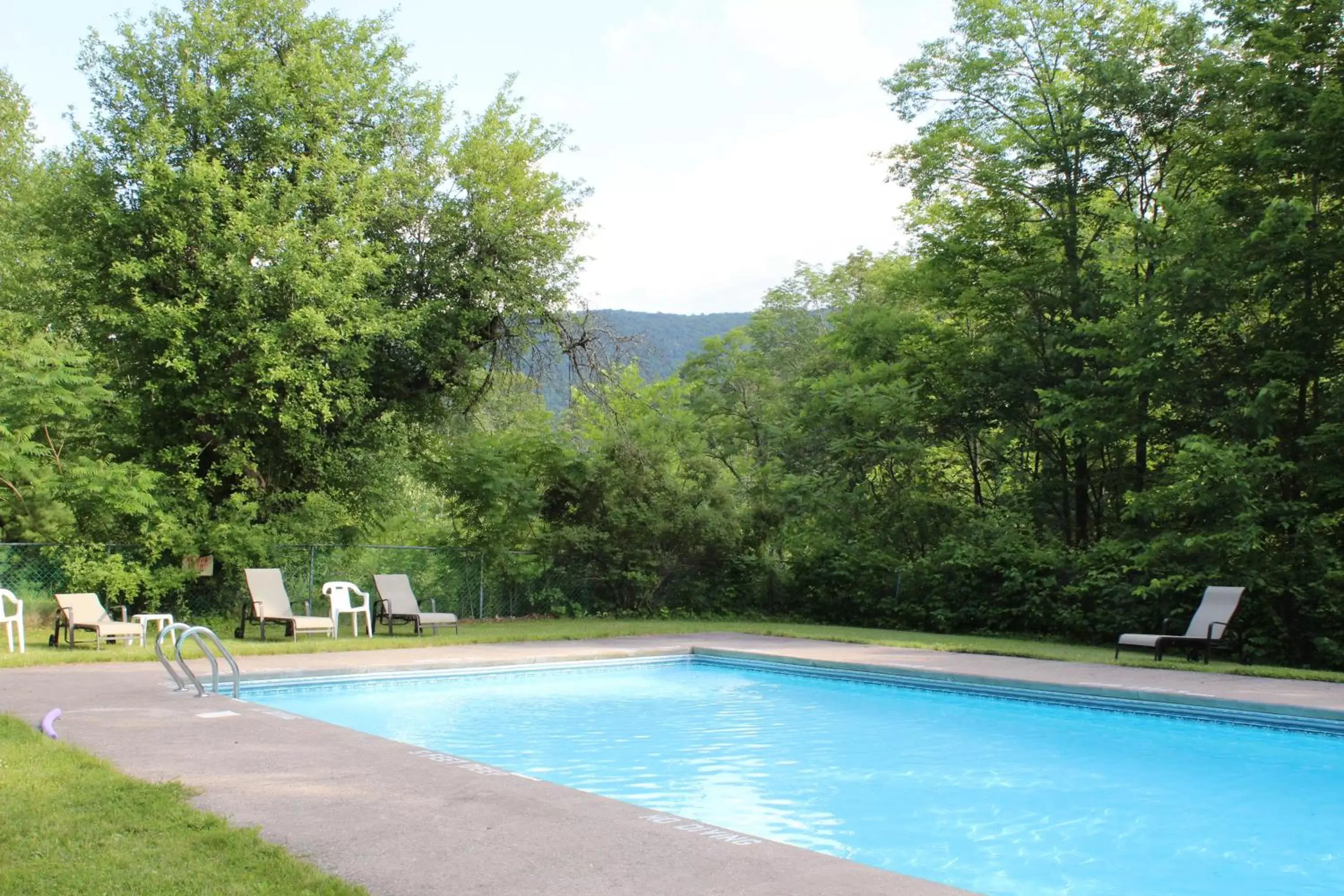 Swimming Pool in Catskill Seasons Inn