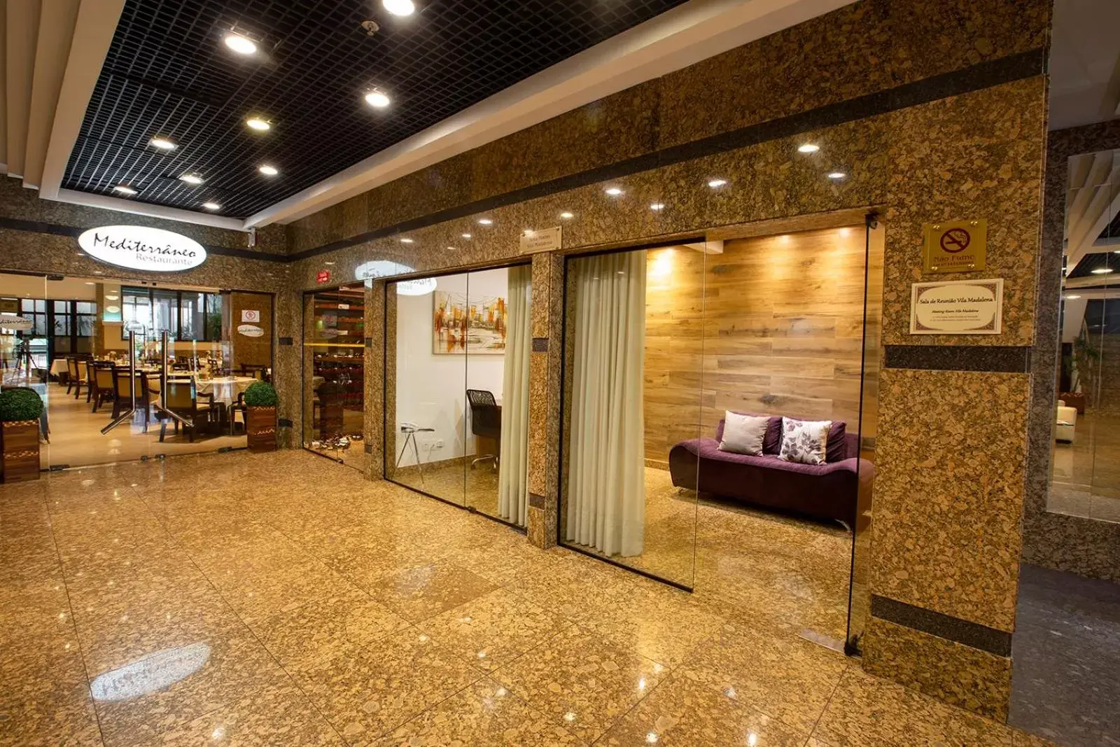 Meeting/conference room, Lobby/Reception in Golden Tower Pinheiros by Fênix Hotéis