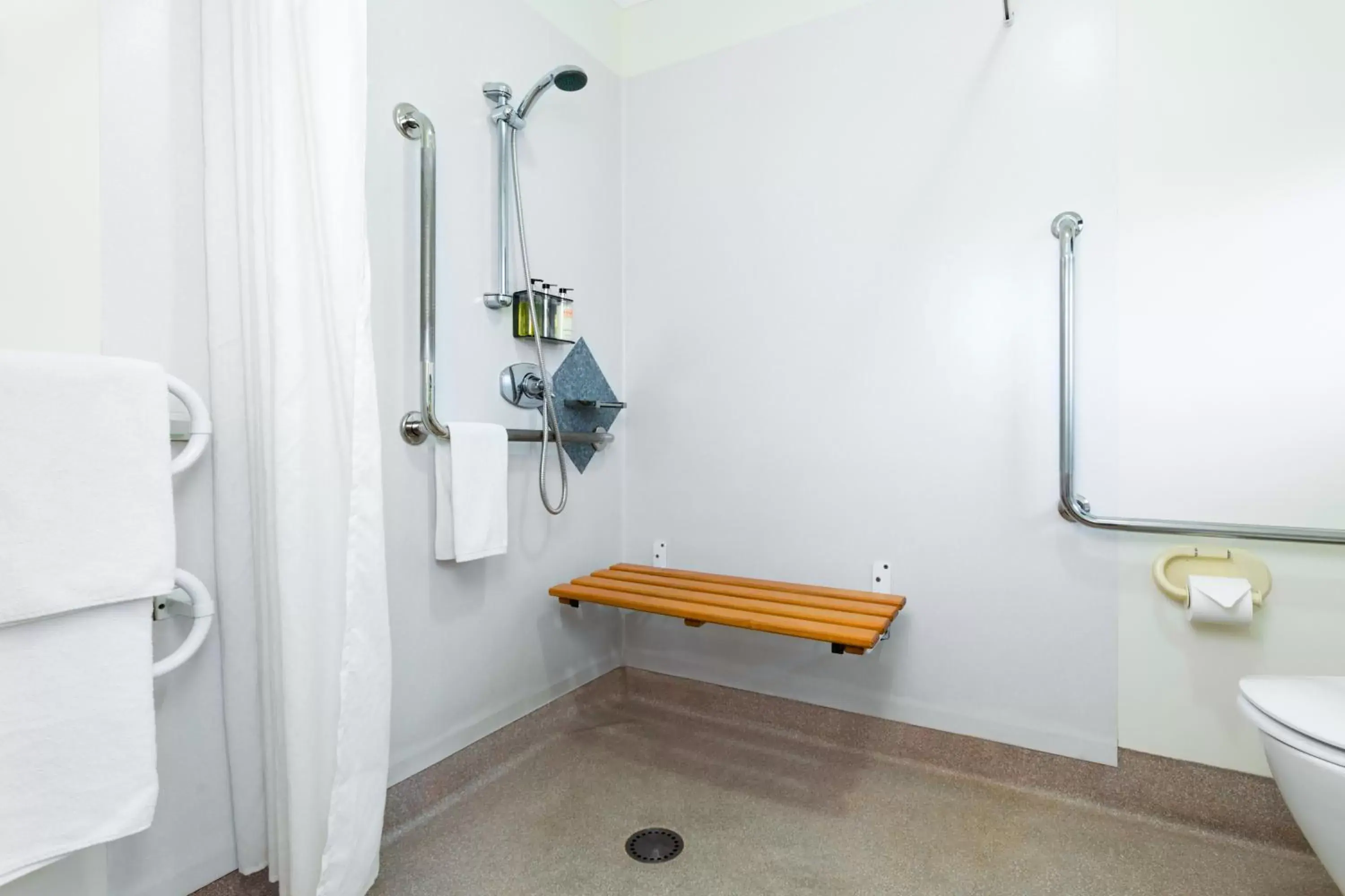 Bathroom in Elliotts Kapiti Coast Motor Lodge