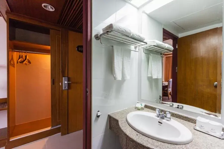 Bathroom in V.L. Hatyai Hotel