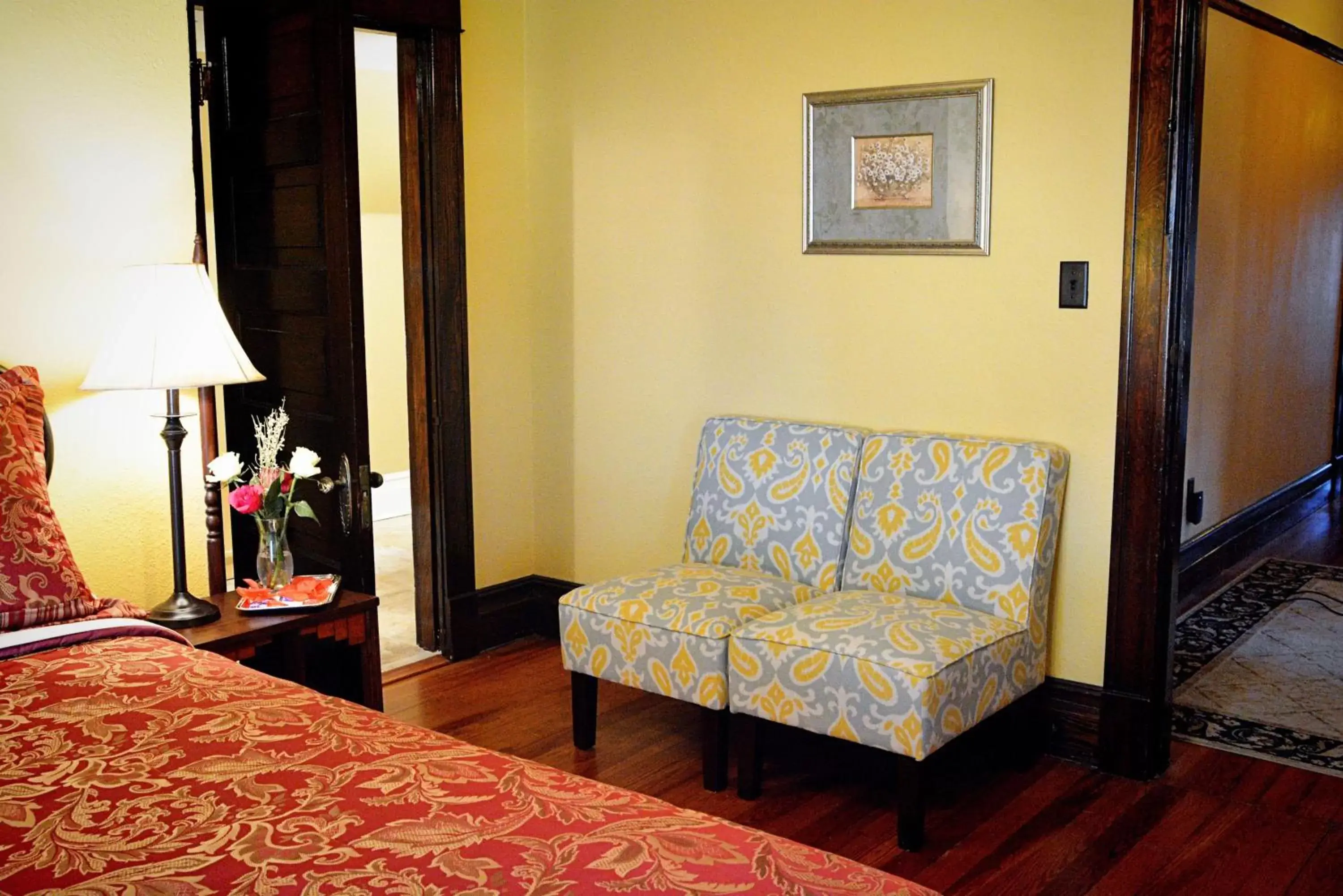 Bedroom, Seating Area in Iron Horse Inn