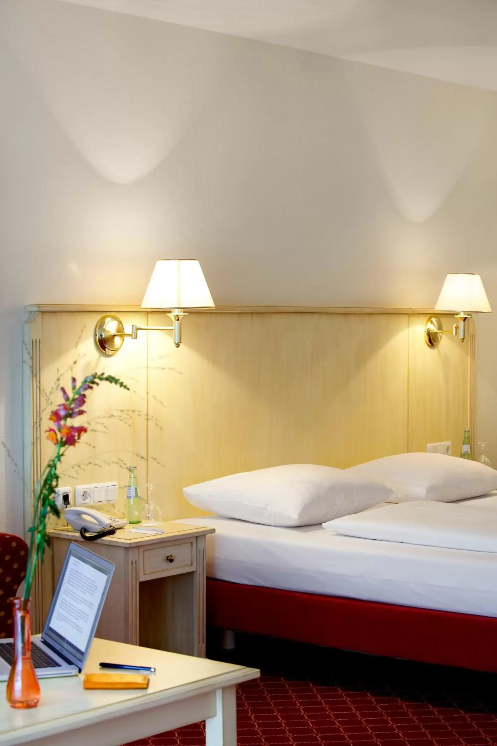 Bed in Hotel Chateau Kurfürstendamm