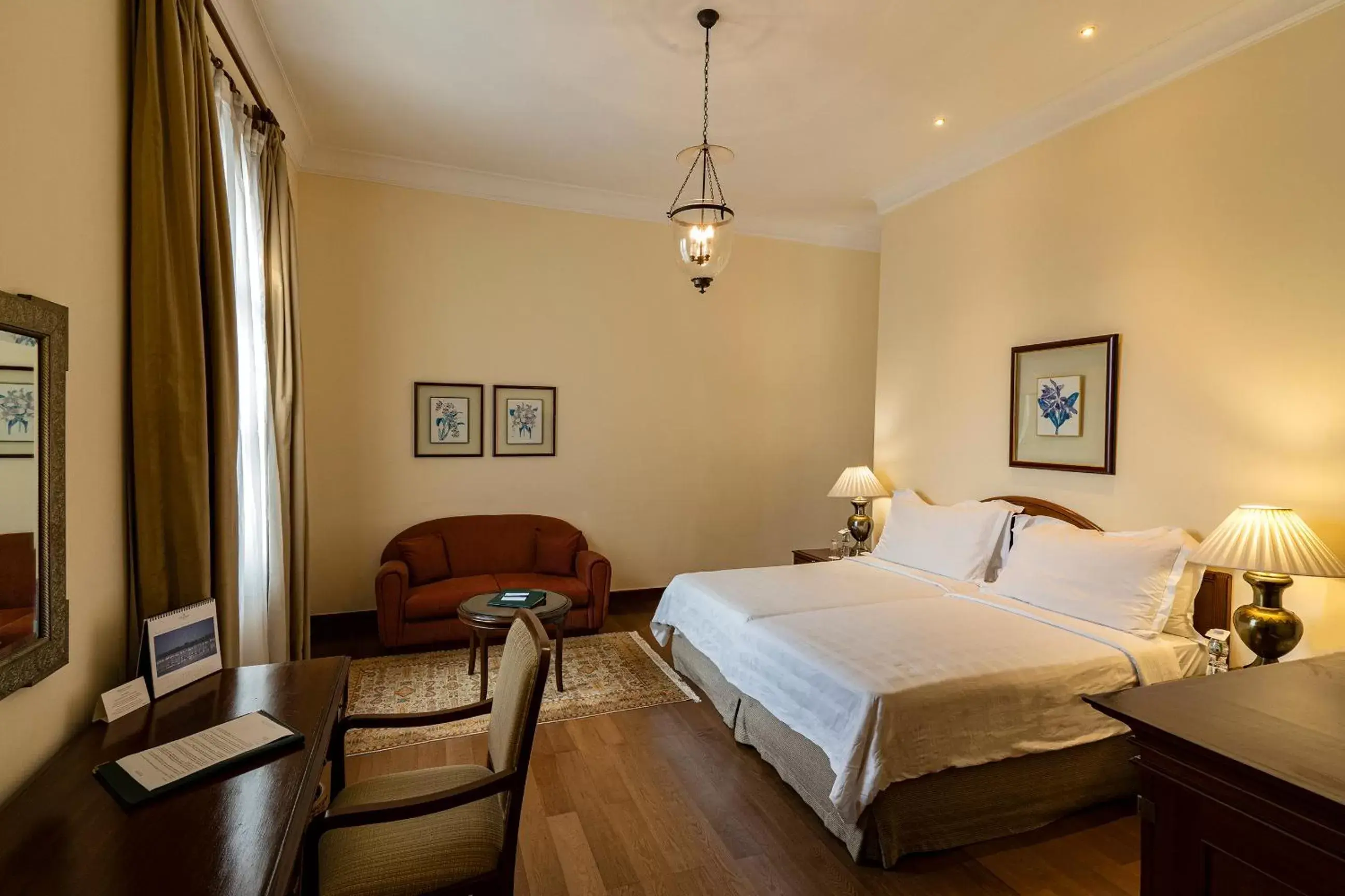 Bedroom, Bed in Maidens Hotel New Delhi