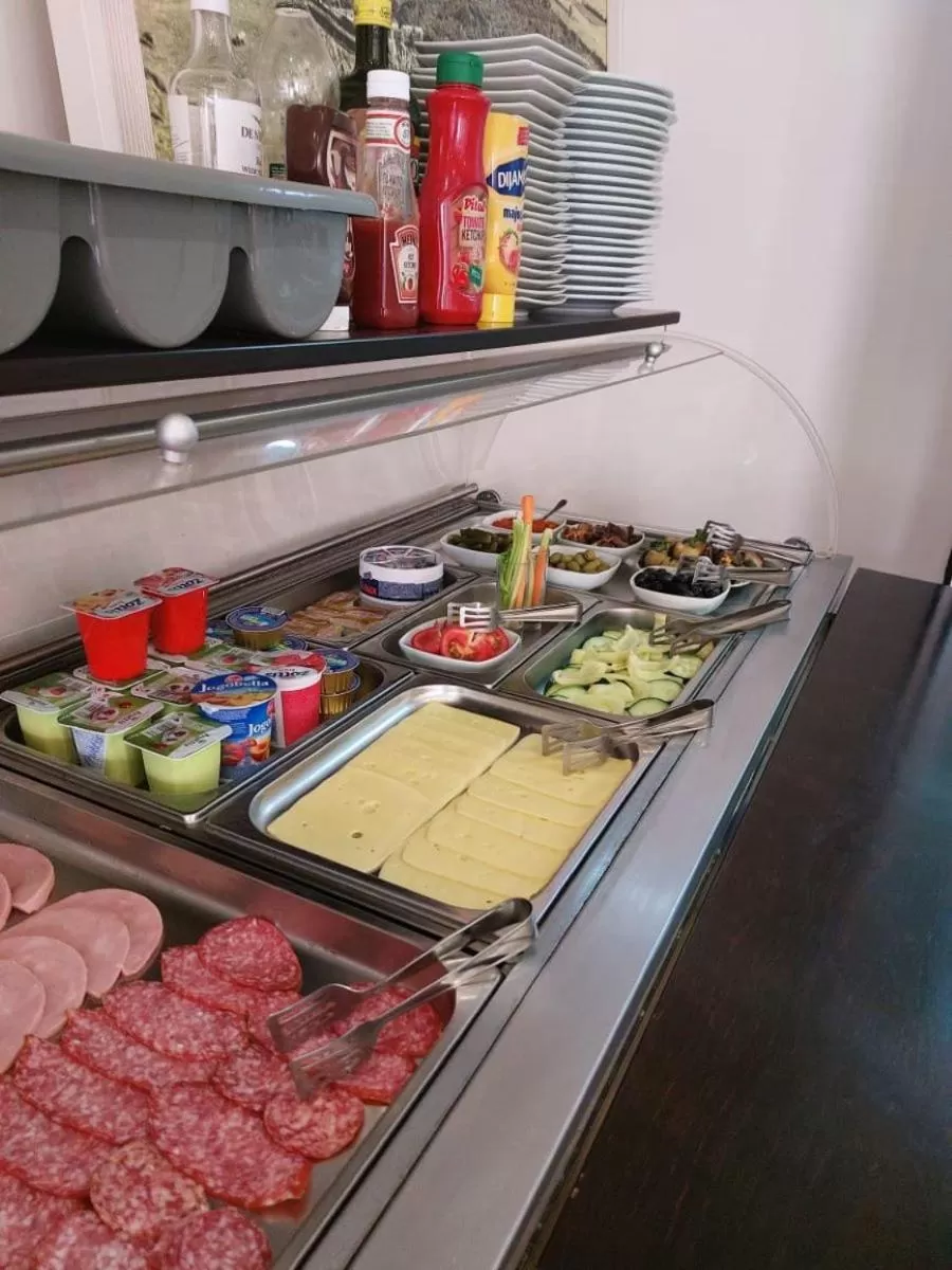 Restaurant/places to eat in Garni Hotel Arka