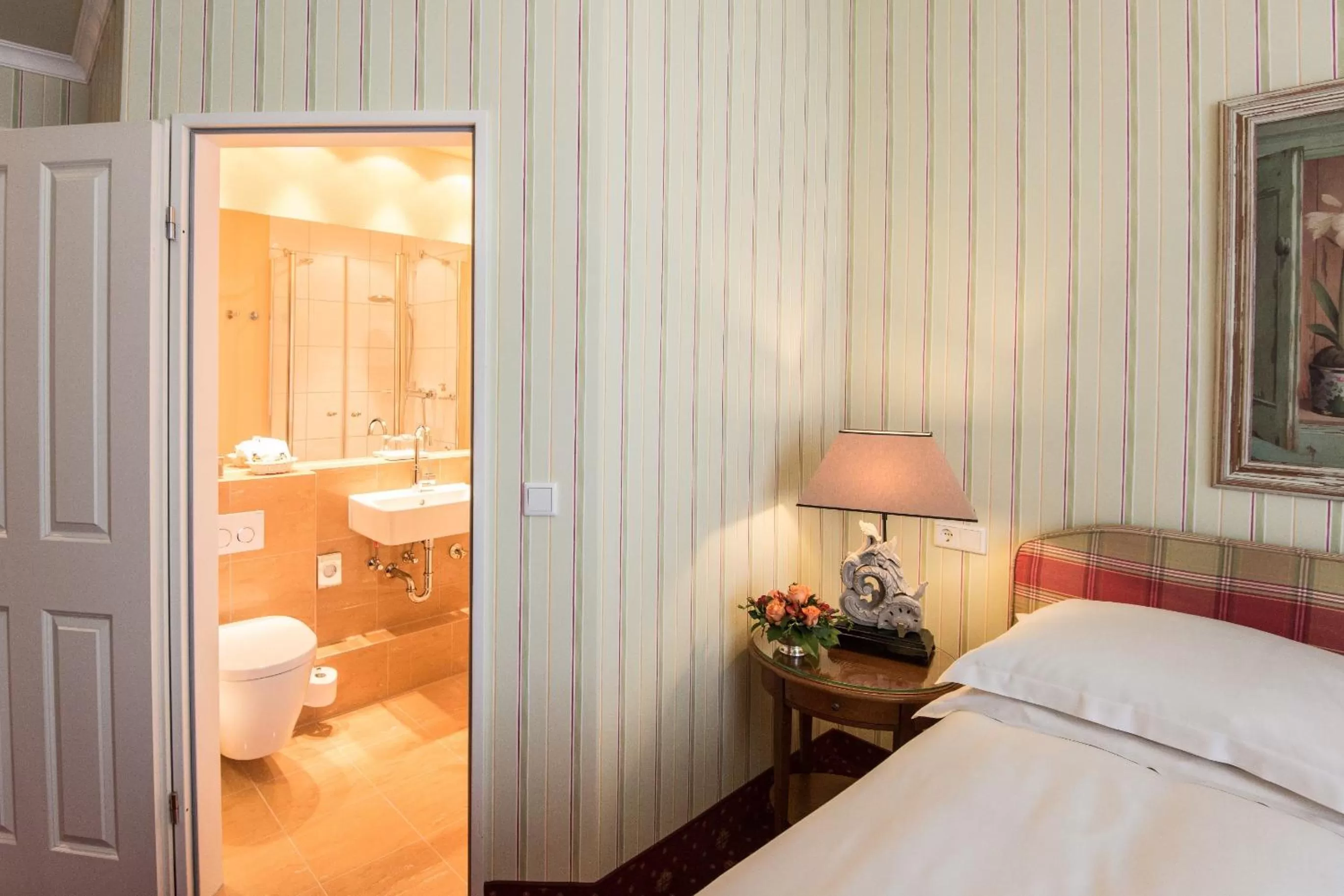 Bathroom, Bed in Hotel City House