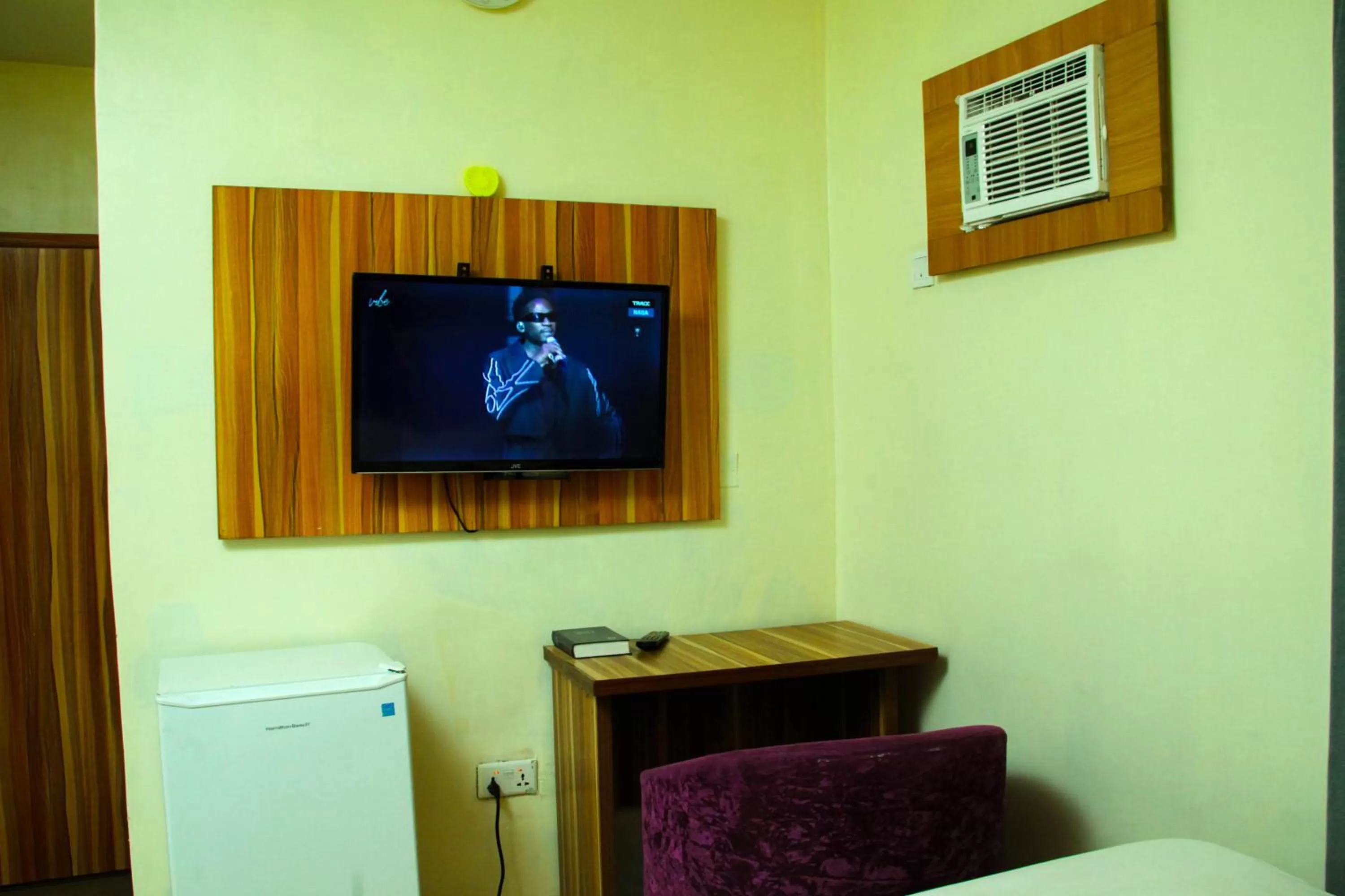 TV and multimedia, TV/Entertainment Center in ONTARIO SUITES