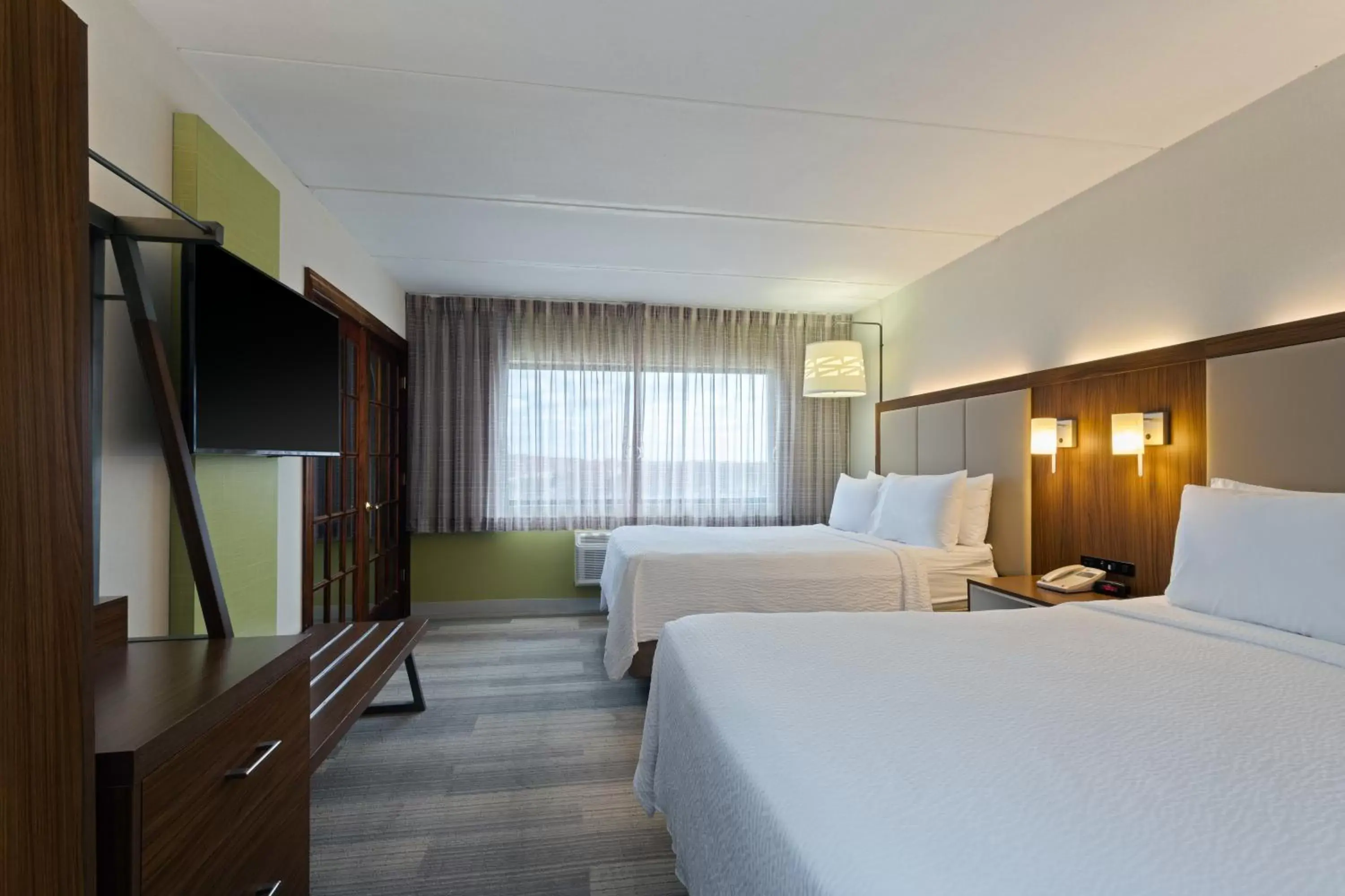 Bedroom, Bed in Holiday Inn Express Hauppauge-Long Island, an IHG Hotel