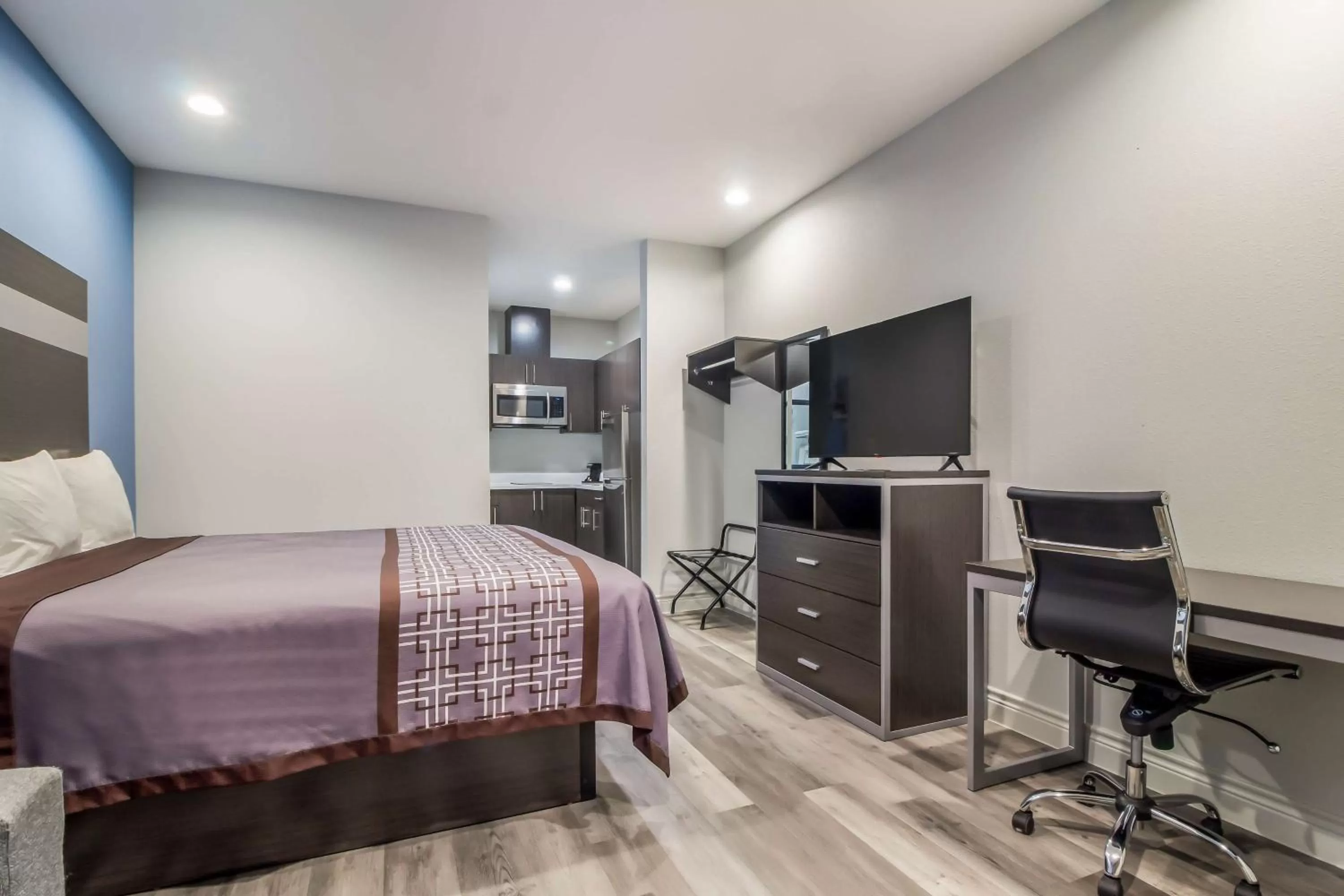 Photo of the whole room, Bed in Studio 6 Deer Park, Tx