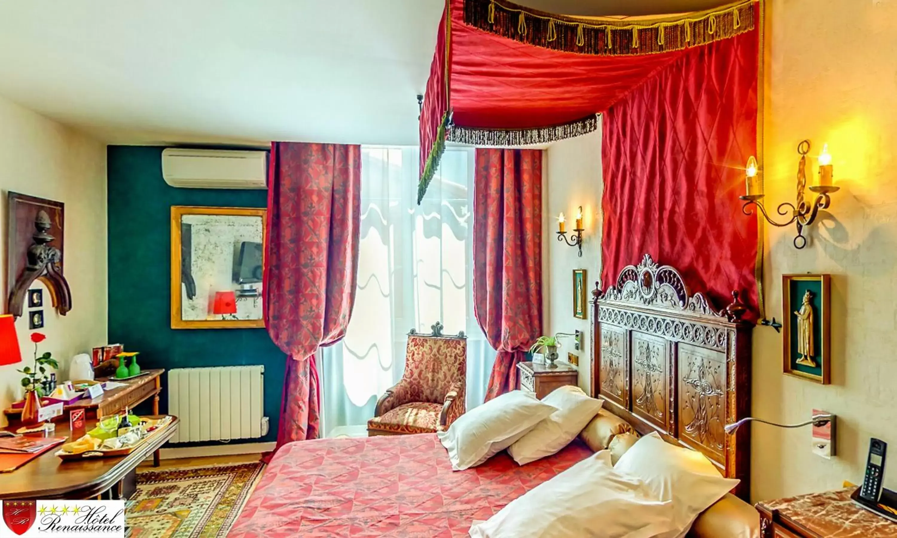 Bed in Hôtel Renaissance