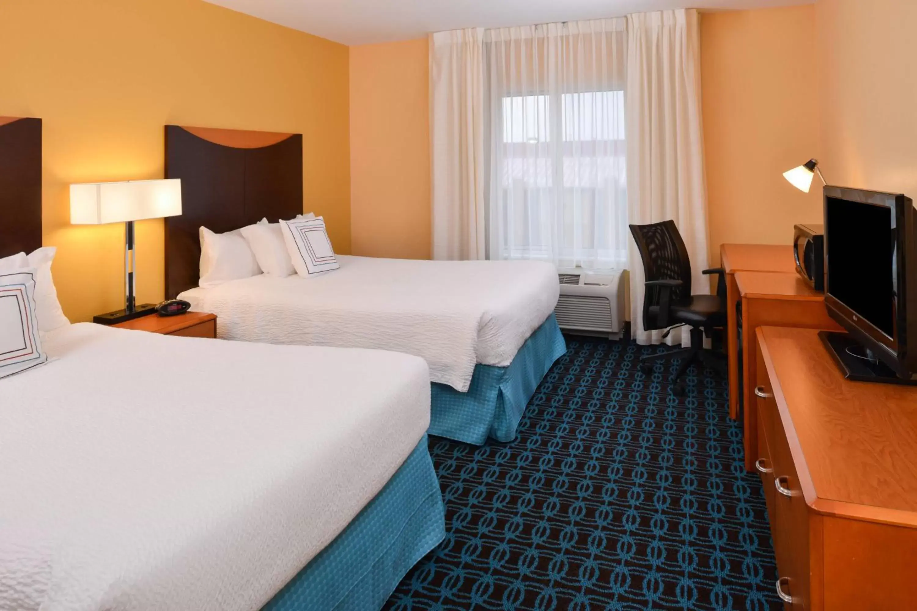 Photo of the whole room, Bed in Fairfield Inn and Suites by Marriott Fort Wayne