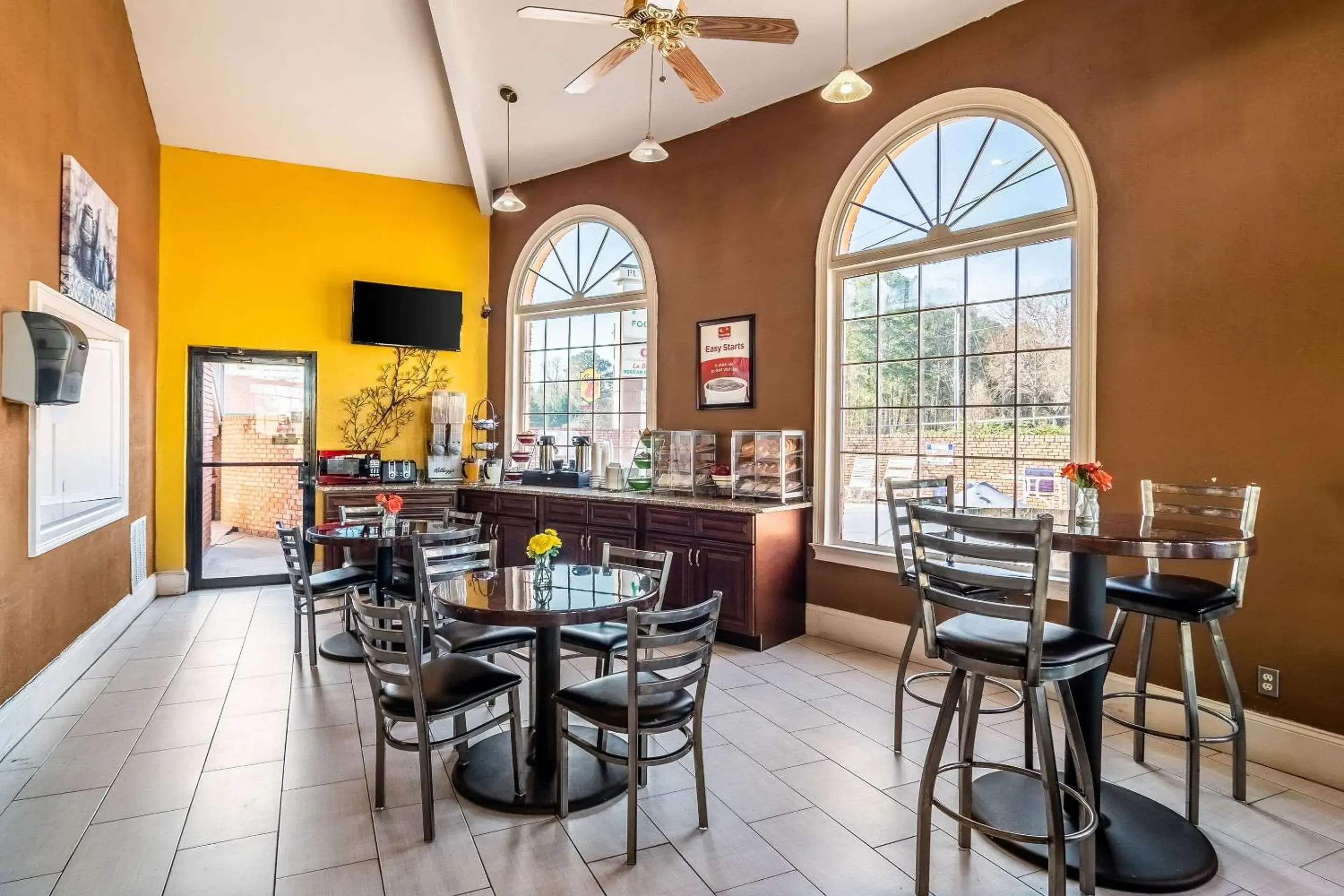 Restaurant/Places to Eat in Econo Lodge Acworth