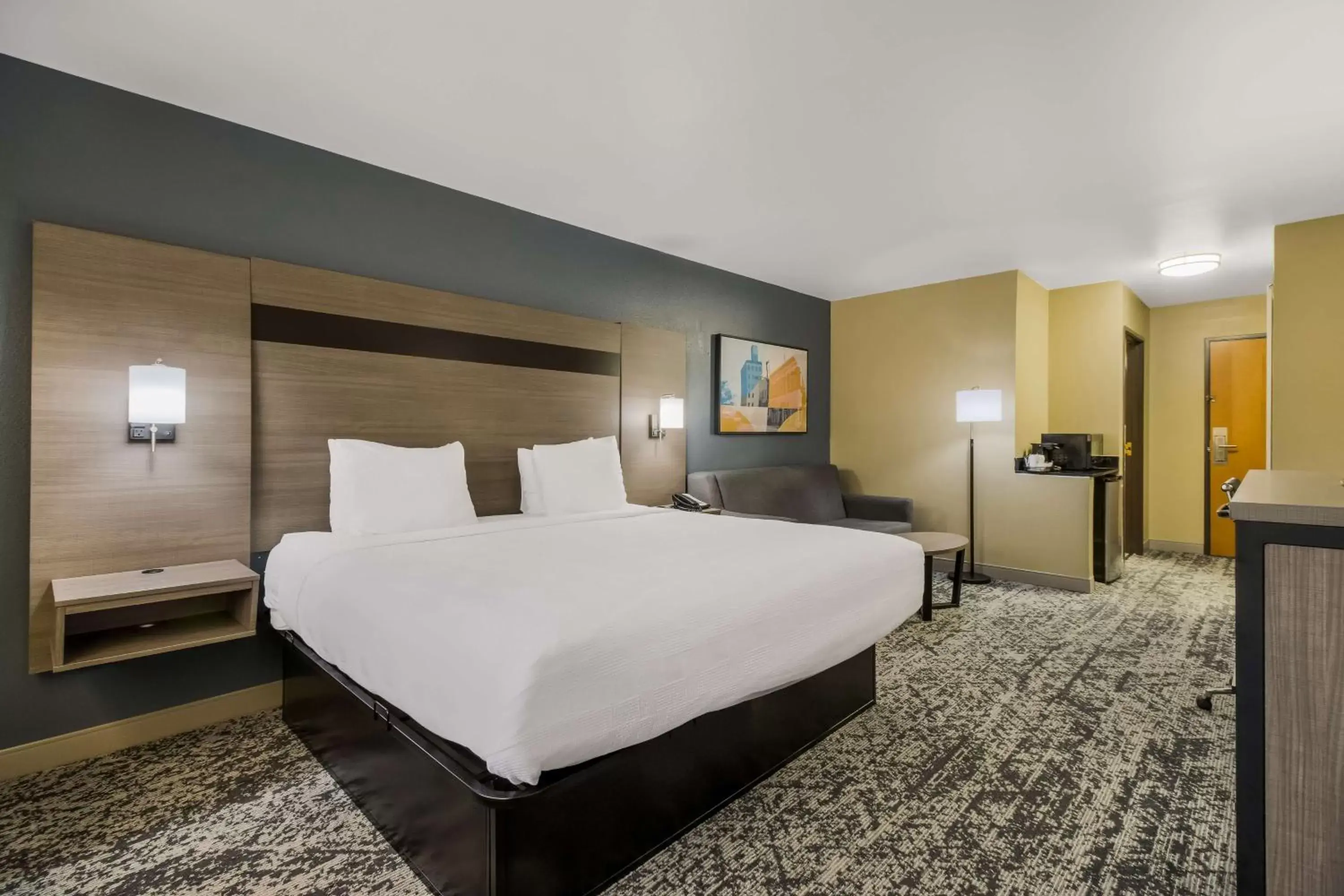 Bedroom, Bed in Best Western Temple Inn & Suites