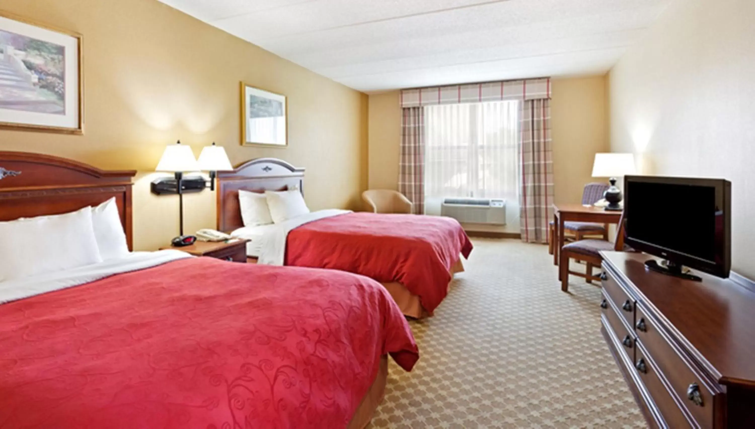 Bed in Country Inn & Suites by Radisson, Frackville (Pottsville), PA