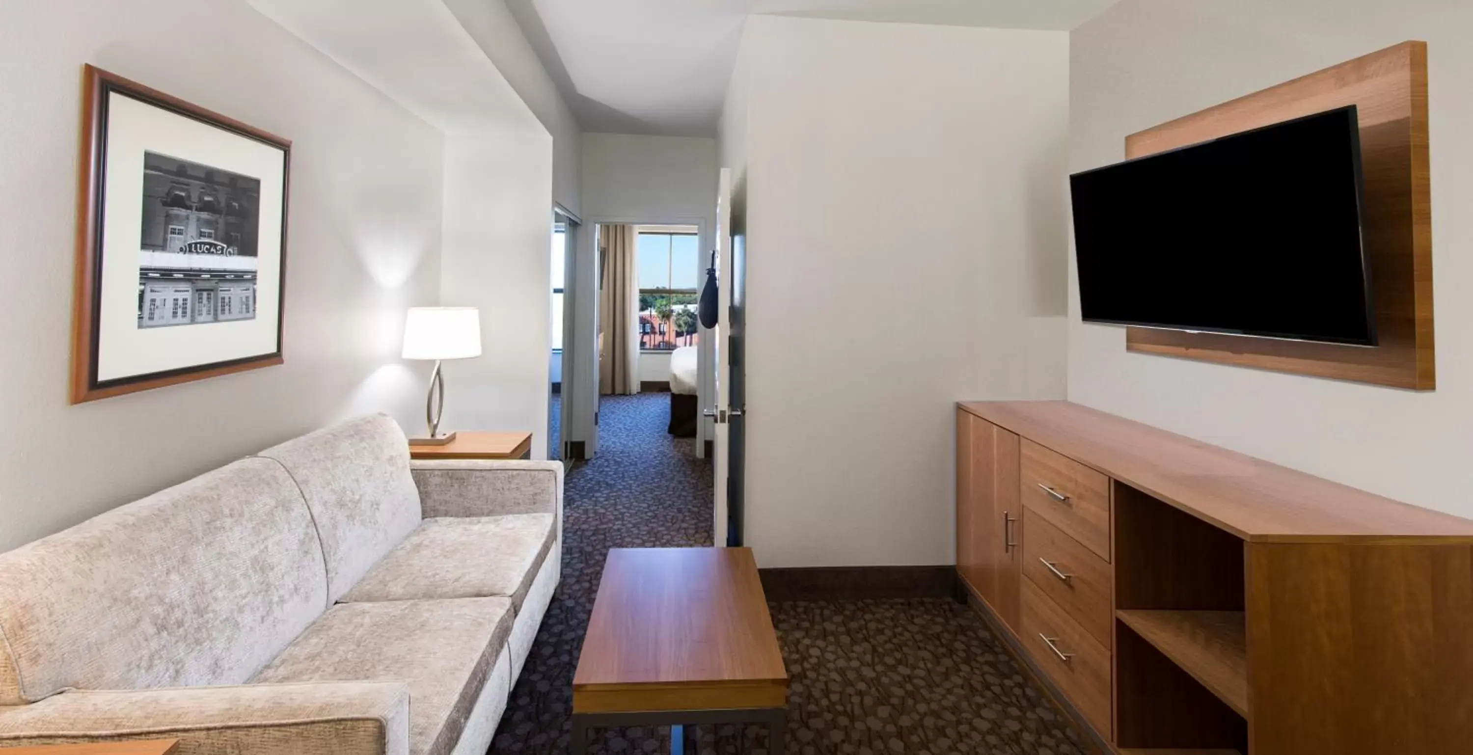 Bedroom, TV/Entertainment Center in Holiday Inn Savannah Historic District, an IHG Hotel