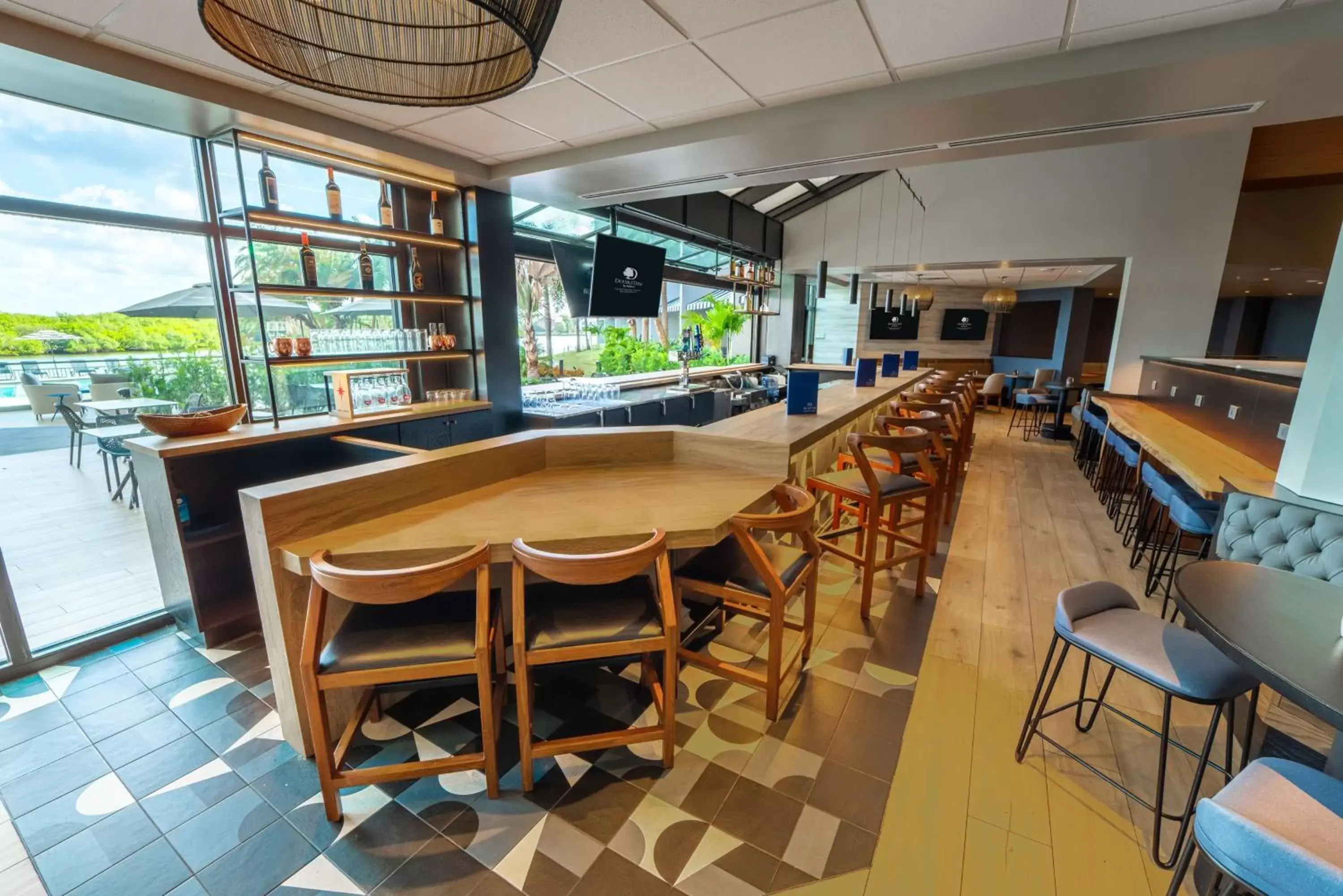 Lounge or bar in DoubleTree by Hilton Tampa Rocky Point Waterfront Lounge or bar in DoubleTree by Hilton Tampa Rocky Point Waterfront