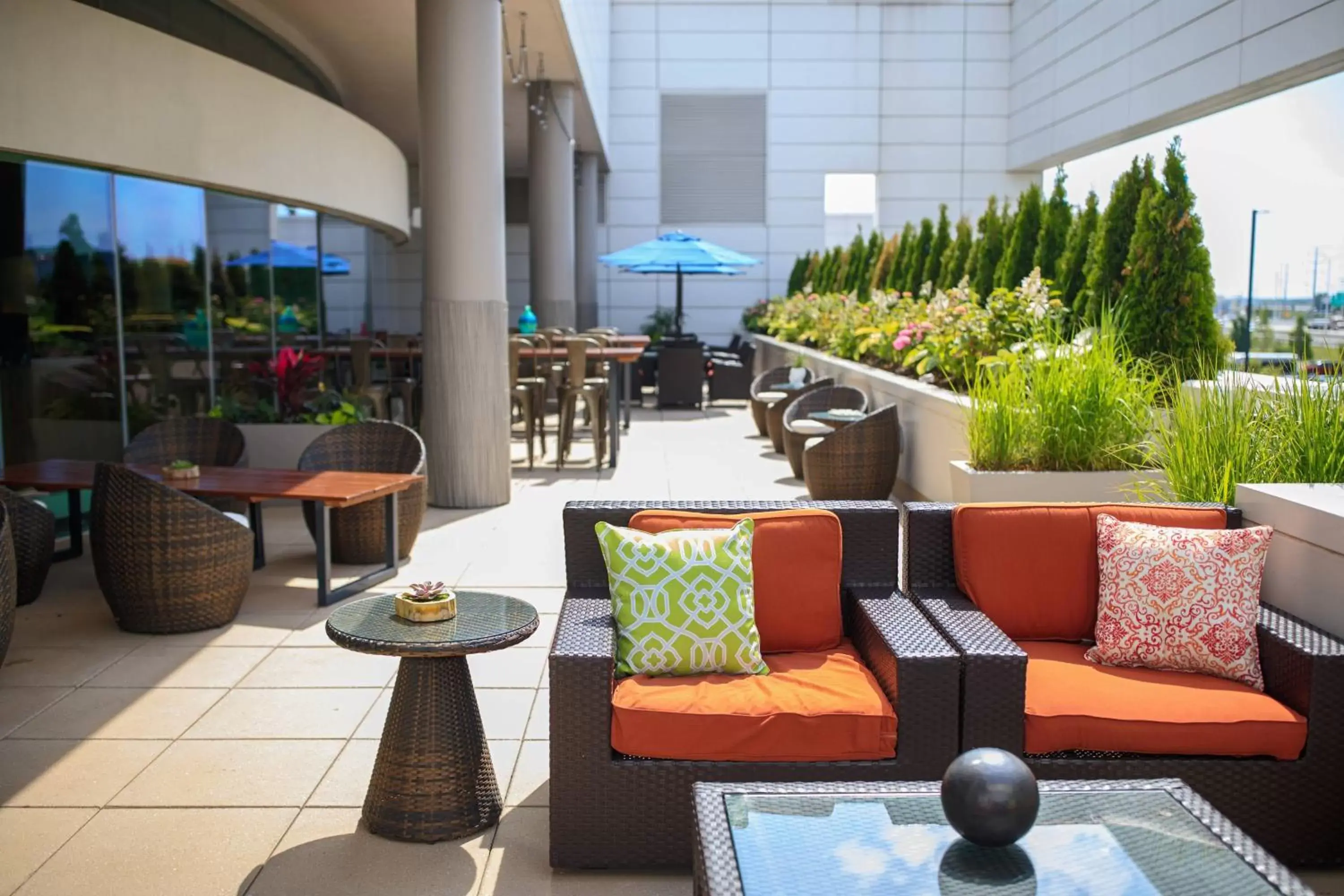 Lounge or bar in Renaissance Schaumburg Convention Center Hotel