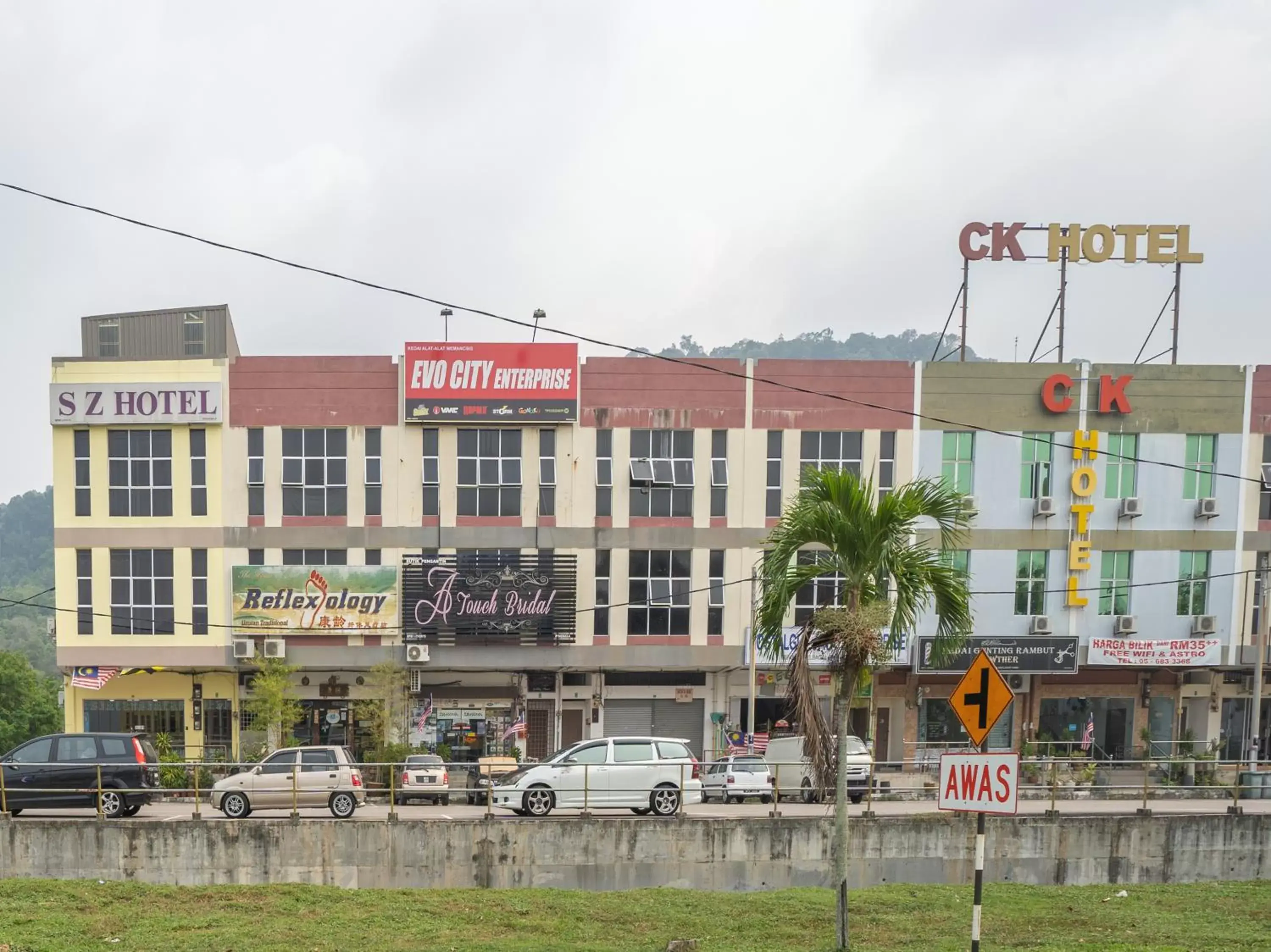 Facade/entrance, Property Building in OYO 89328 Sz Hotel