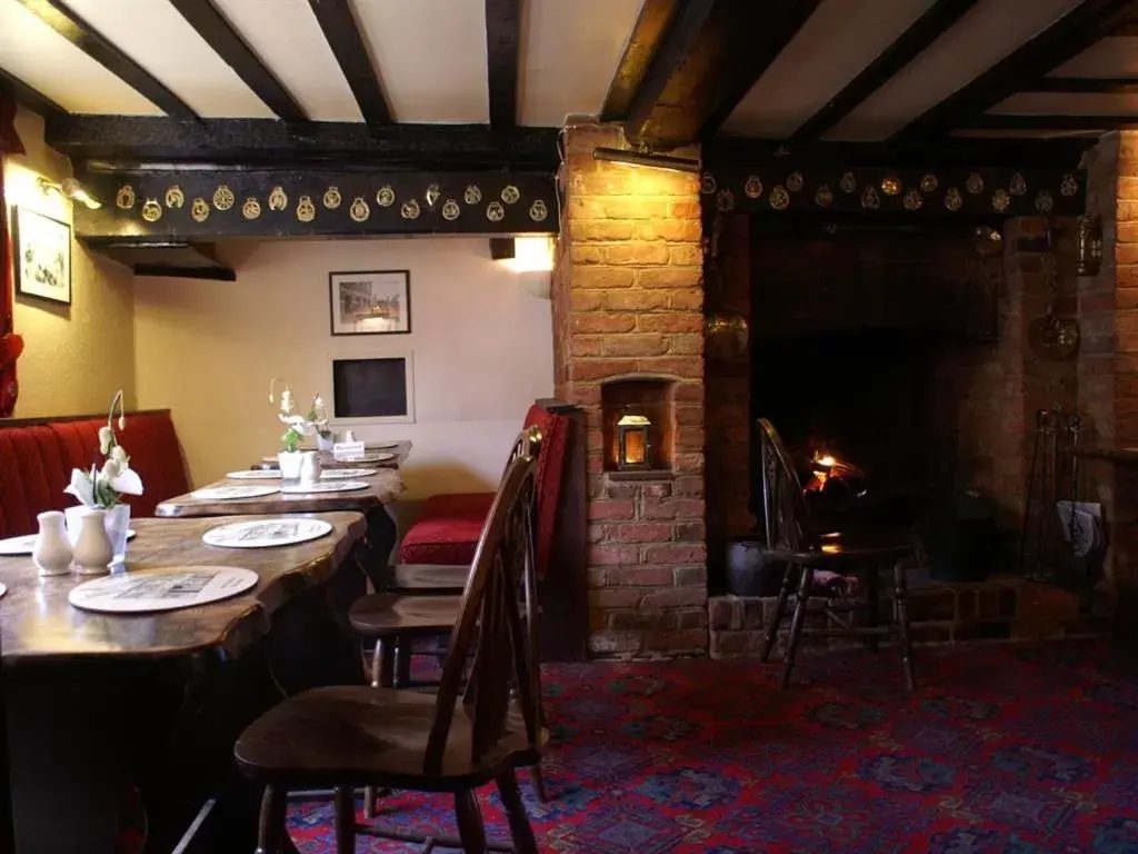 Lounge or bar, Restaurant/Places to Eat in THE SARACENS HEAD INN