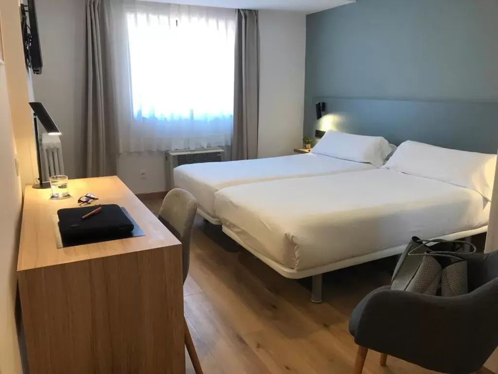 Photo of the whole room, Bed in Hotel Príncipe de Asturias