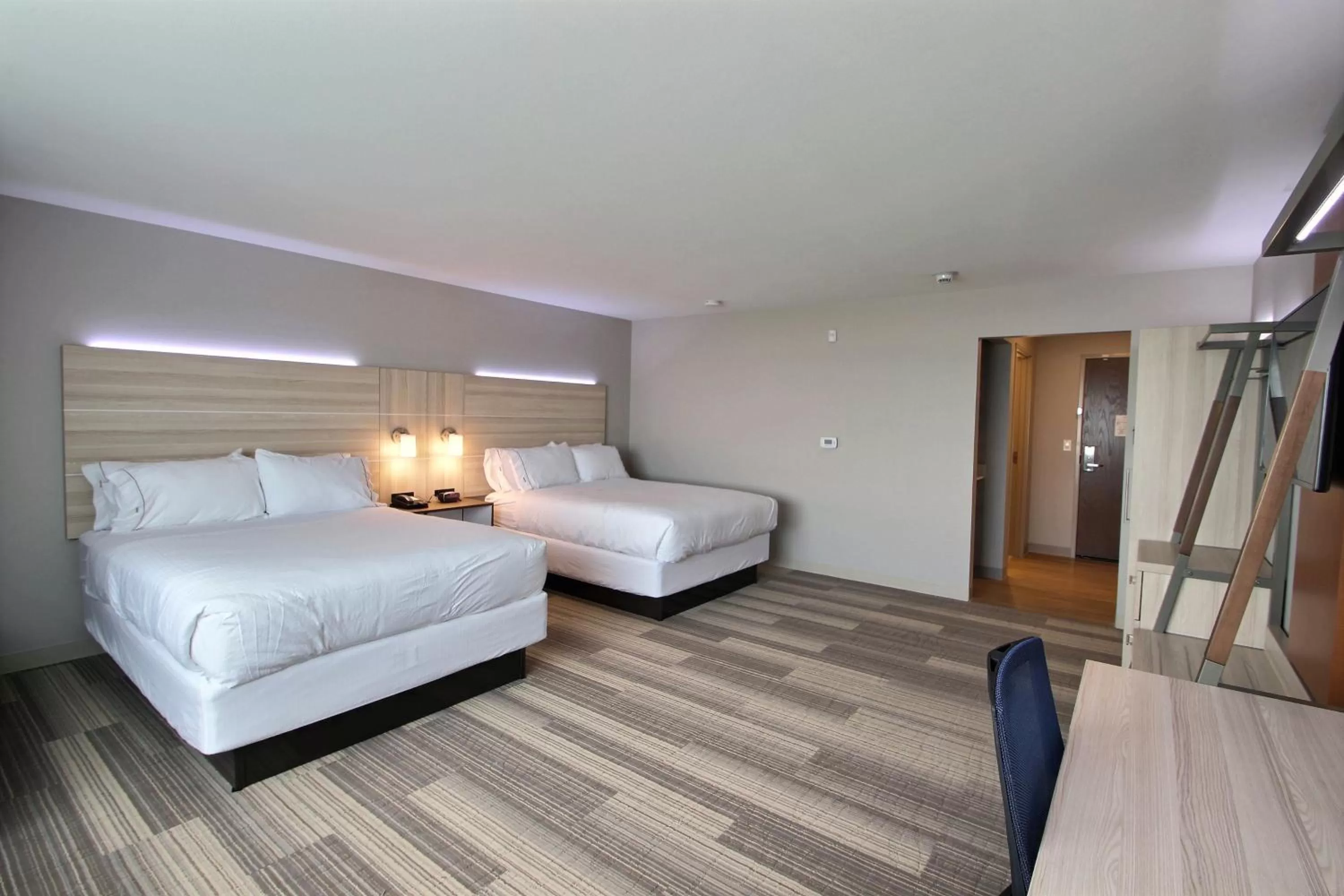 Photo of the whole room, Bed in Holiday Inn Express & Suites Fond Du Lac by IHG