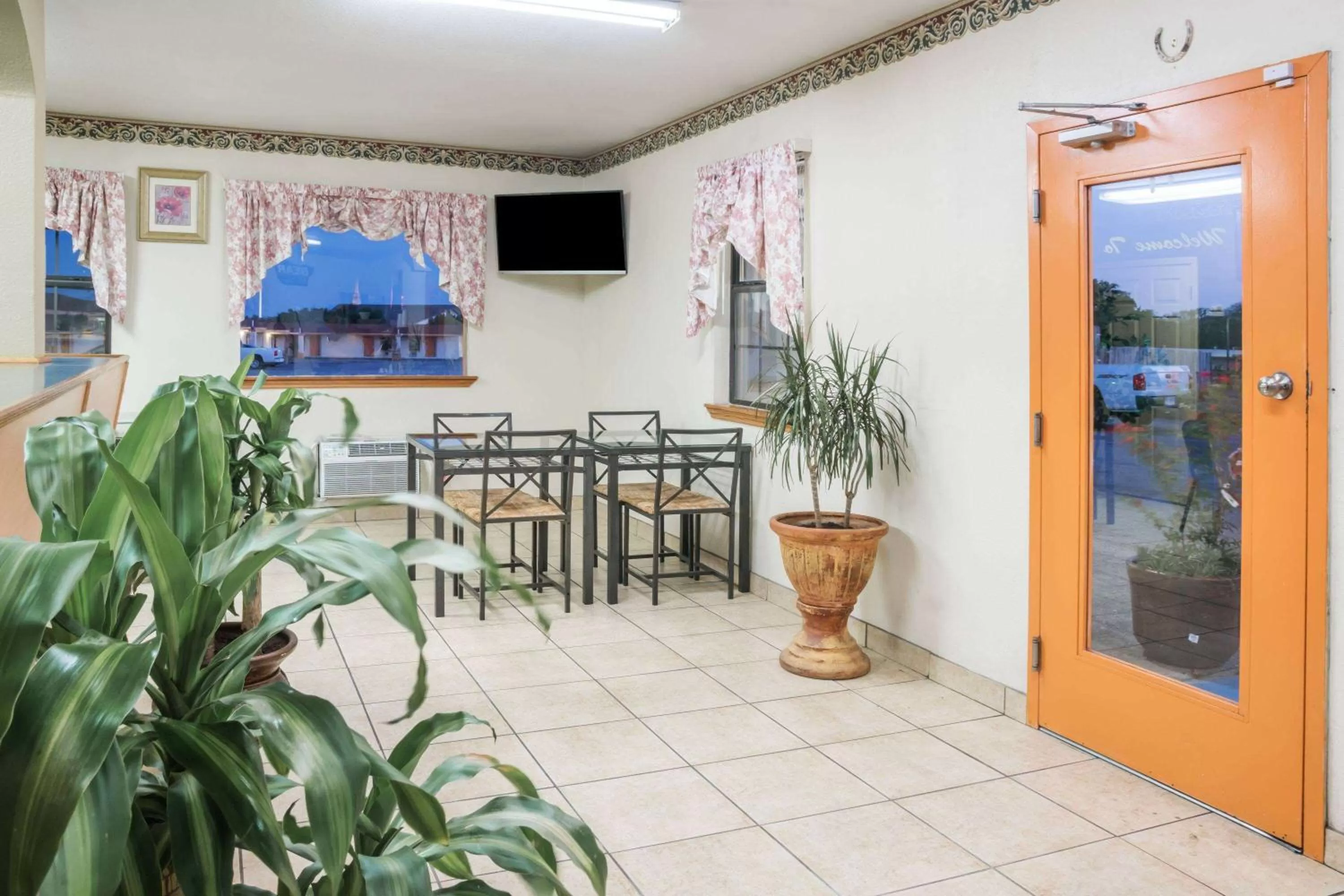 Lobby or reception in Travelodge by Wyndham Temple