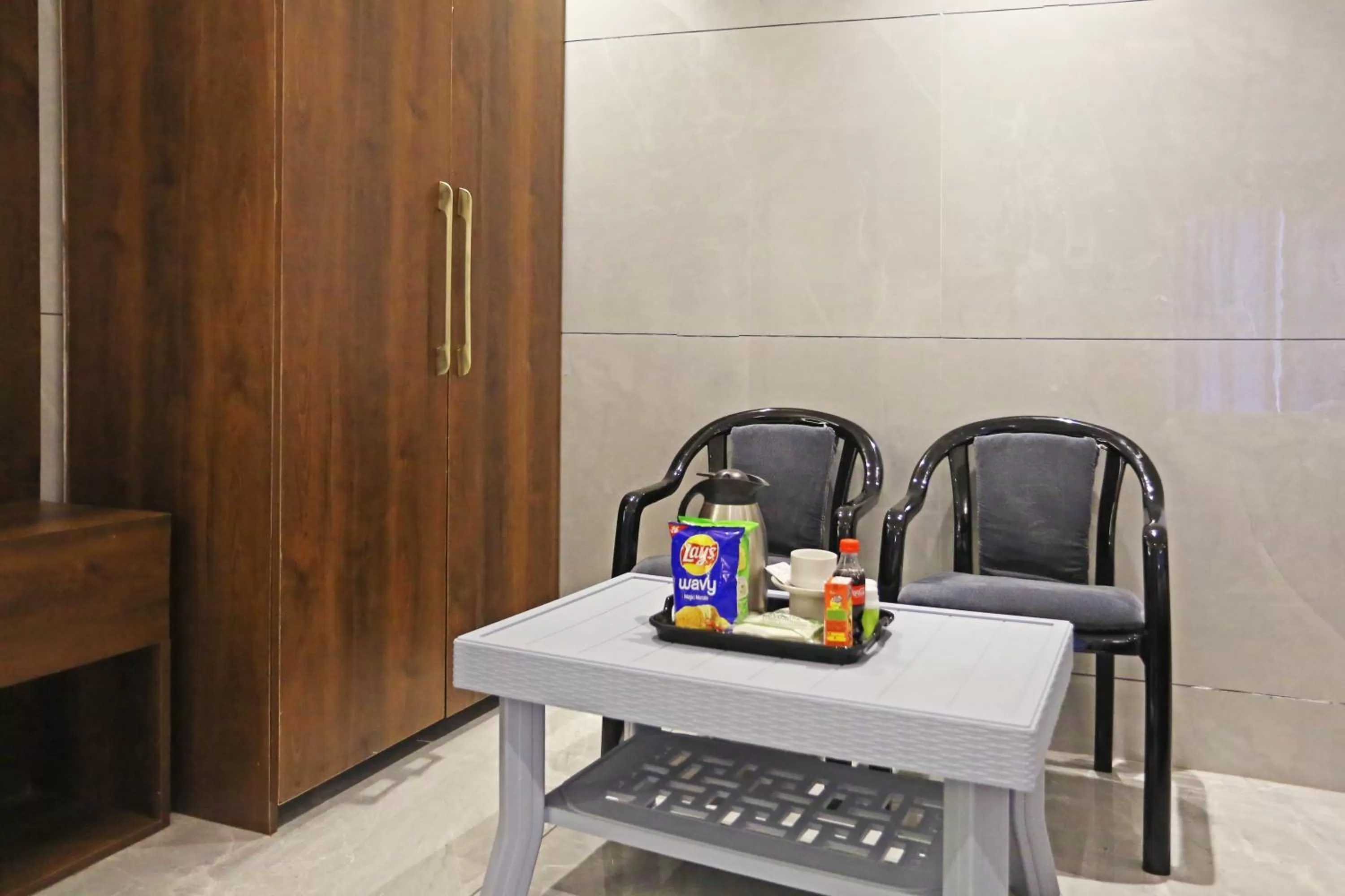 Dining area, Kitchen/Kitchenette in Frankstay By Hotel Preet in 05 mints walking Distance Nizamuddin Railway Station