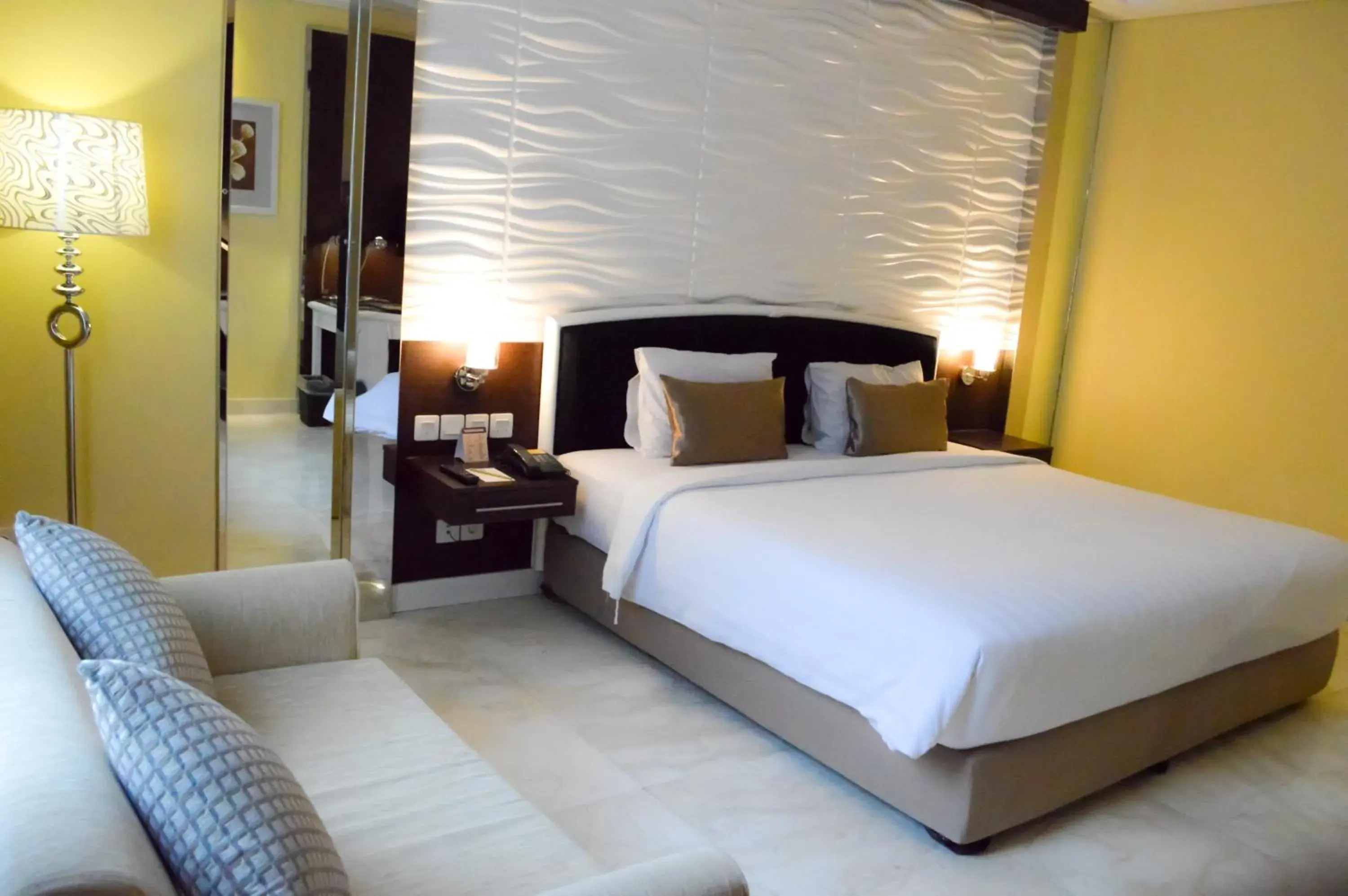 Bedroom, Bed in Hotel New Saphir Yogyakarta