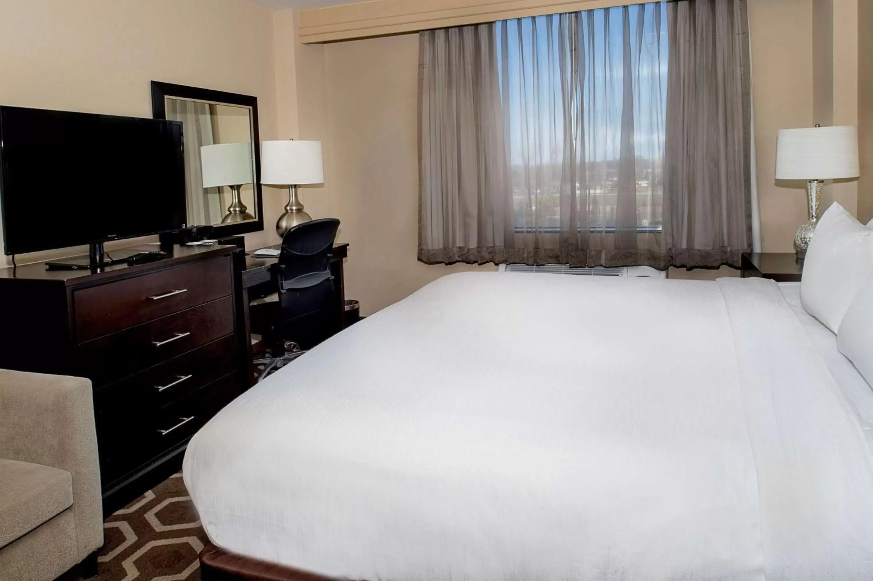 Bed in Embassy Suites by Hilton St Louis Airport