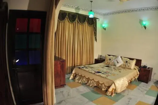 Photo of the whole room, Bed in Rani Mahal Hotel