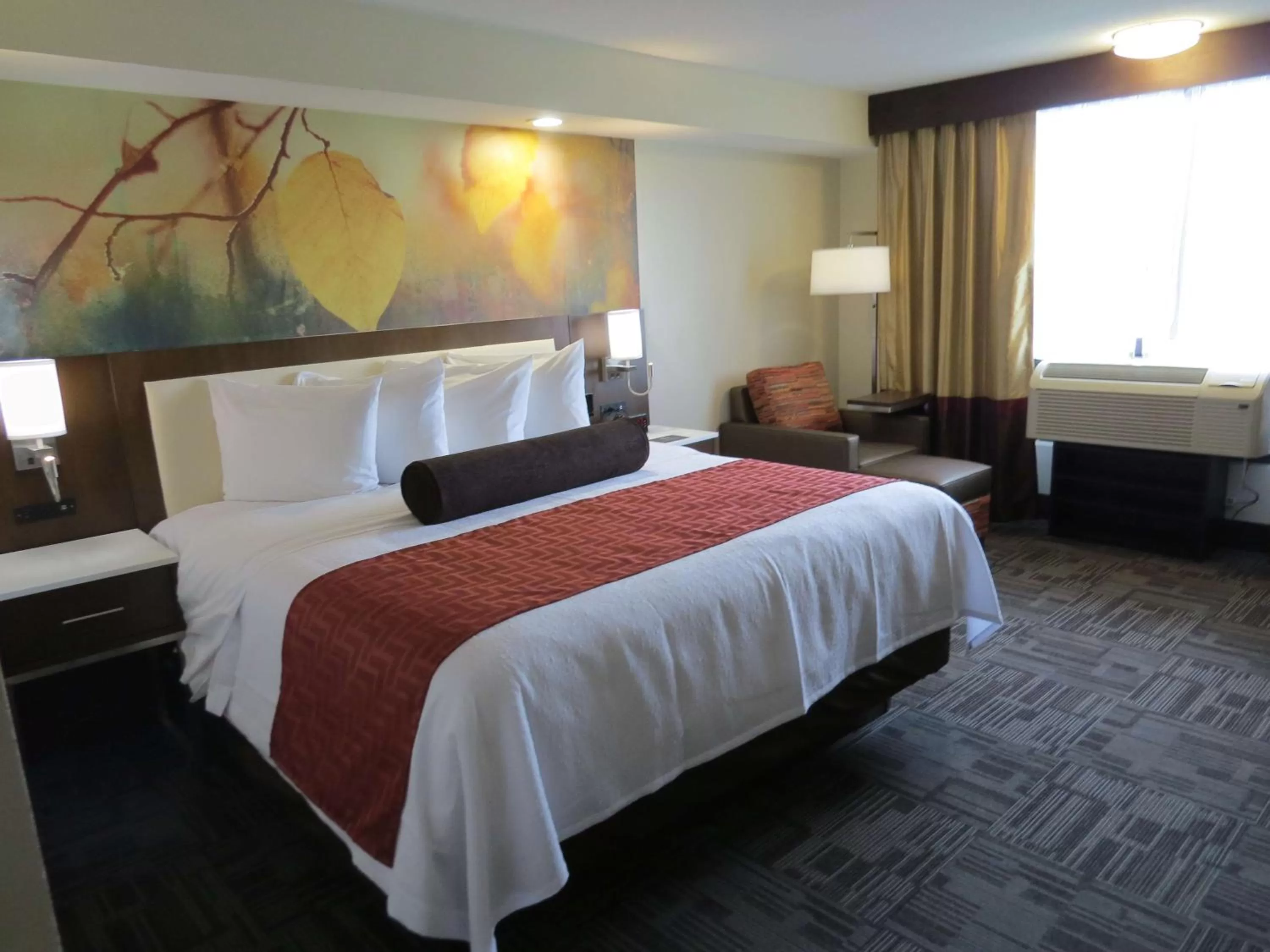 Photo of the whole room, Bed in Holiday Inn Brookfield - Milwaukee by IHG