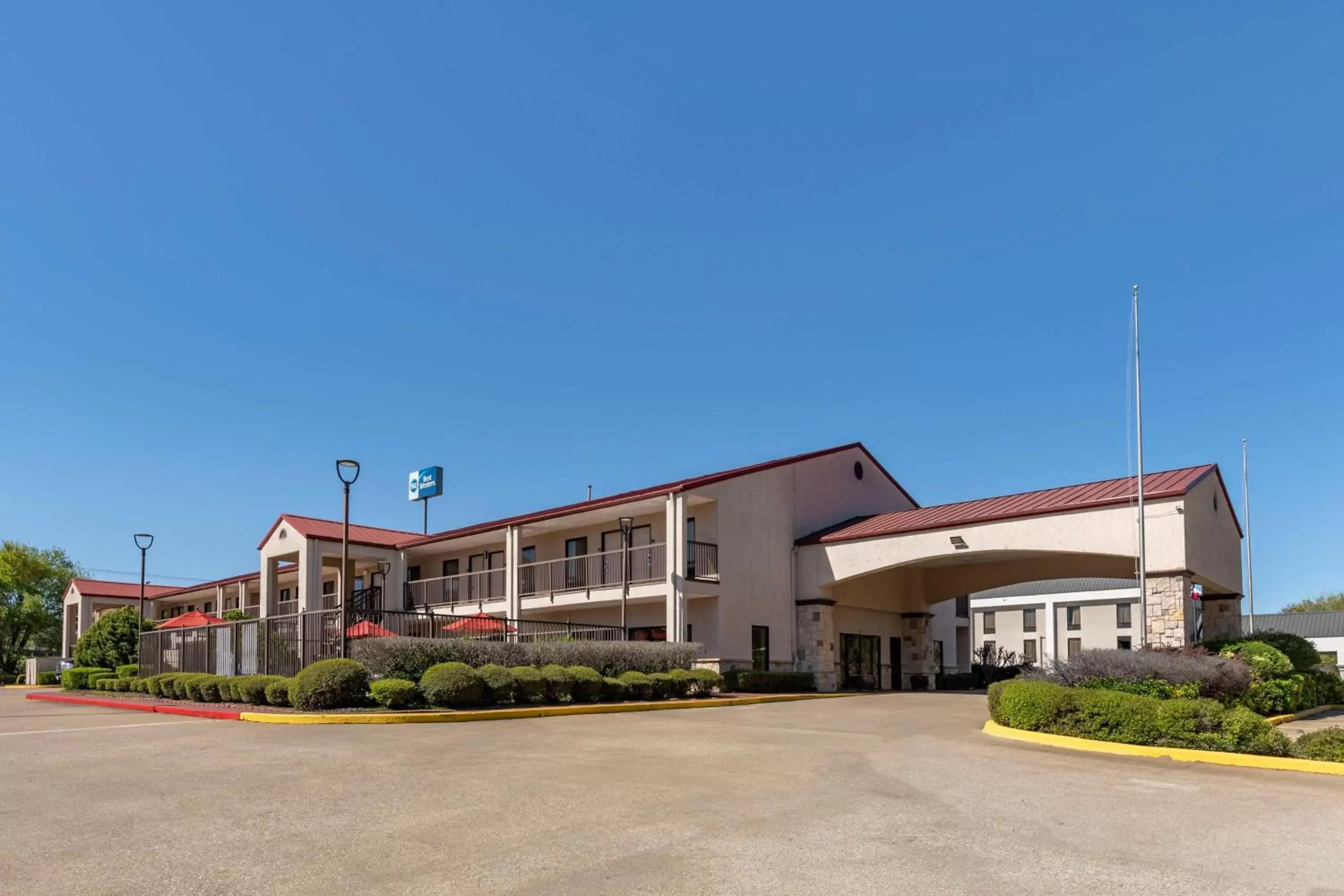 Property Building in Best Western Lindale Inn