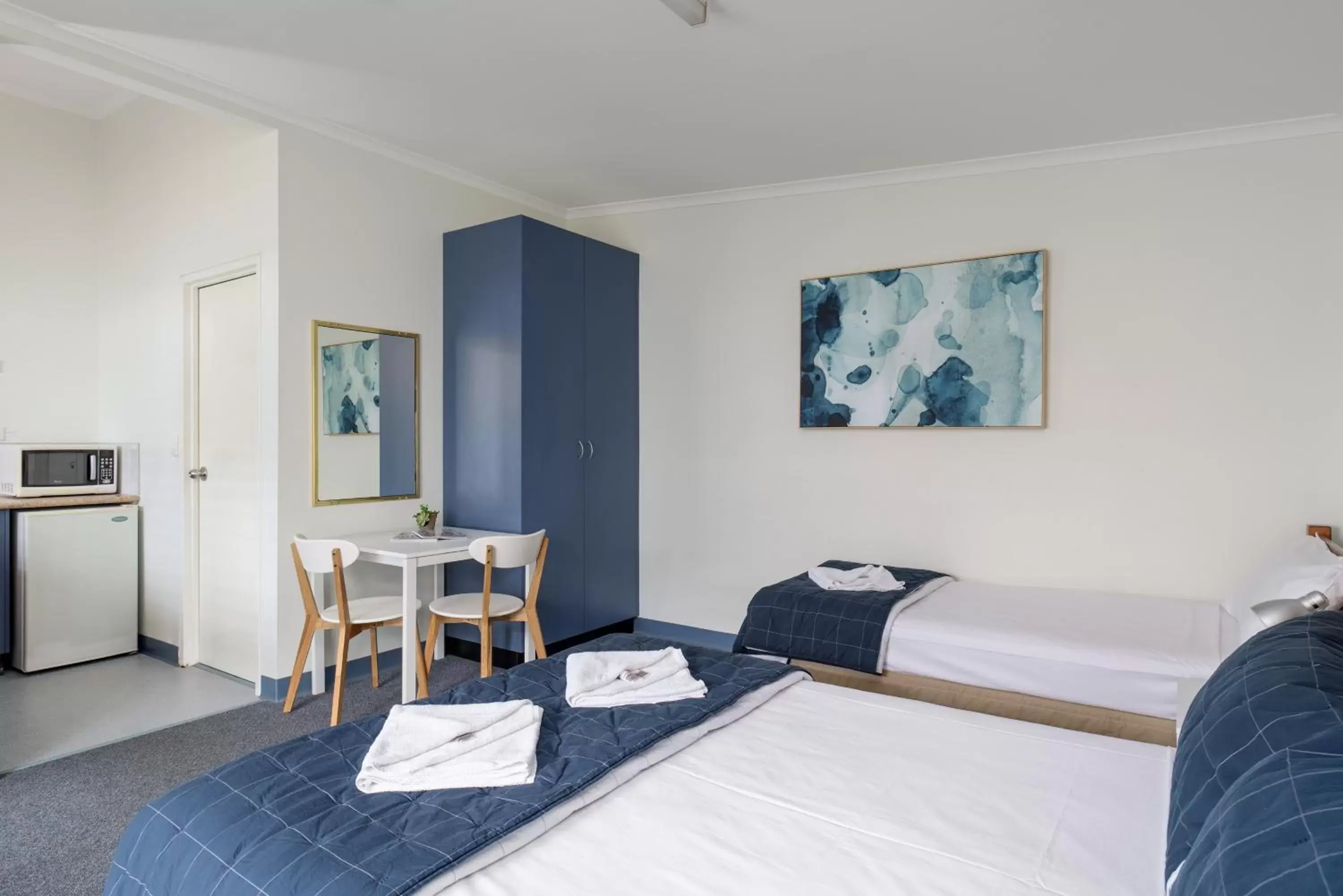 Kitchen or kitchenette, Bed in Tin Can Bay's Sleepy Lagoon Motel Kitchen or kitchenette, Bed in Tin Can Bay's Sleepy Lagoon Motel