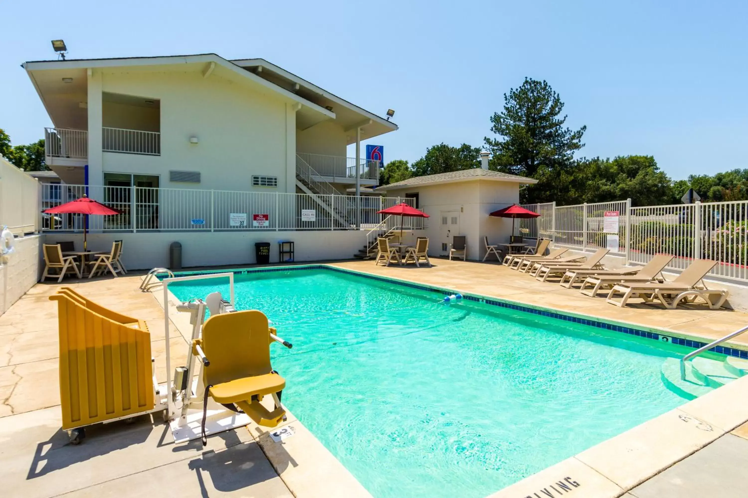 Swimming pool, Property Building in Motel 6-Redding, CA - Central