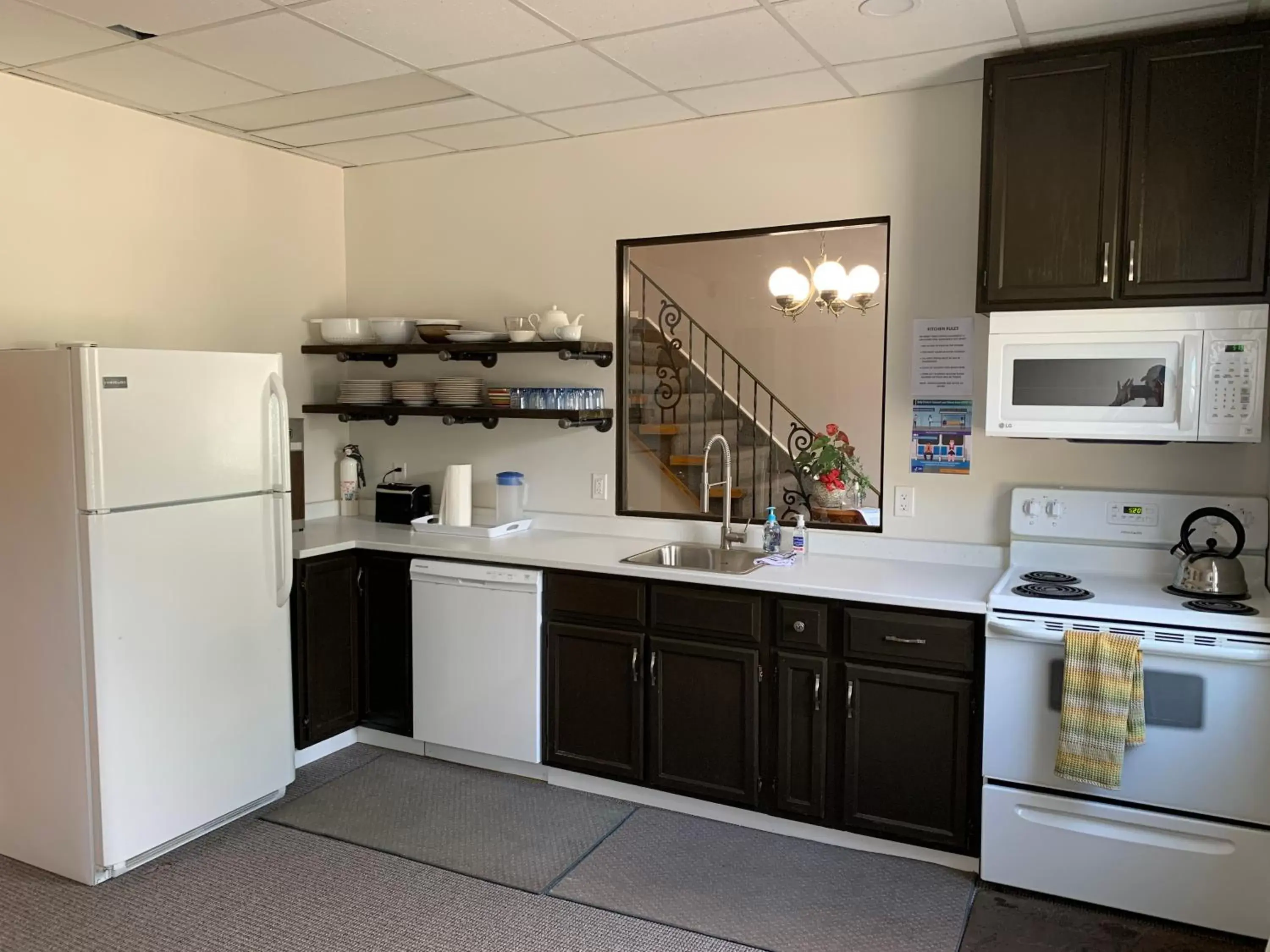 Communal kitchen, Kitchen/Kitchenette in Paradise Inn On the Beach