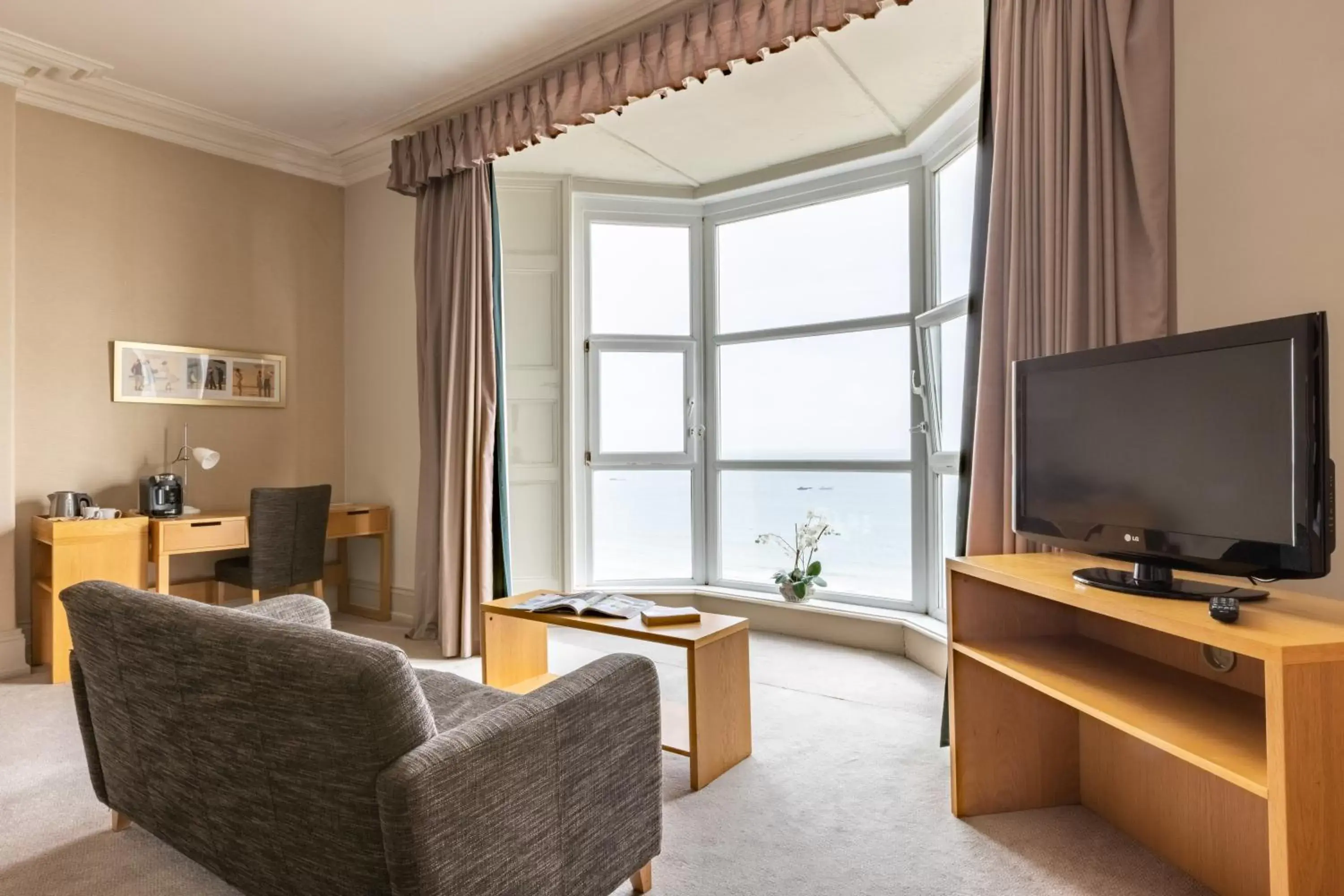 Seating area, TV/Entertainment Center in Imperial Hotel Tenby