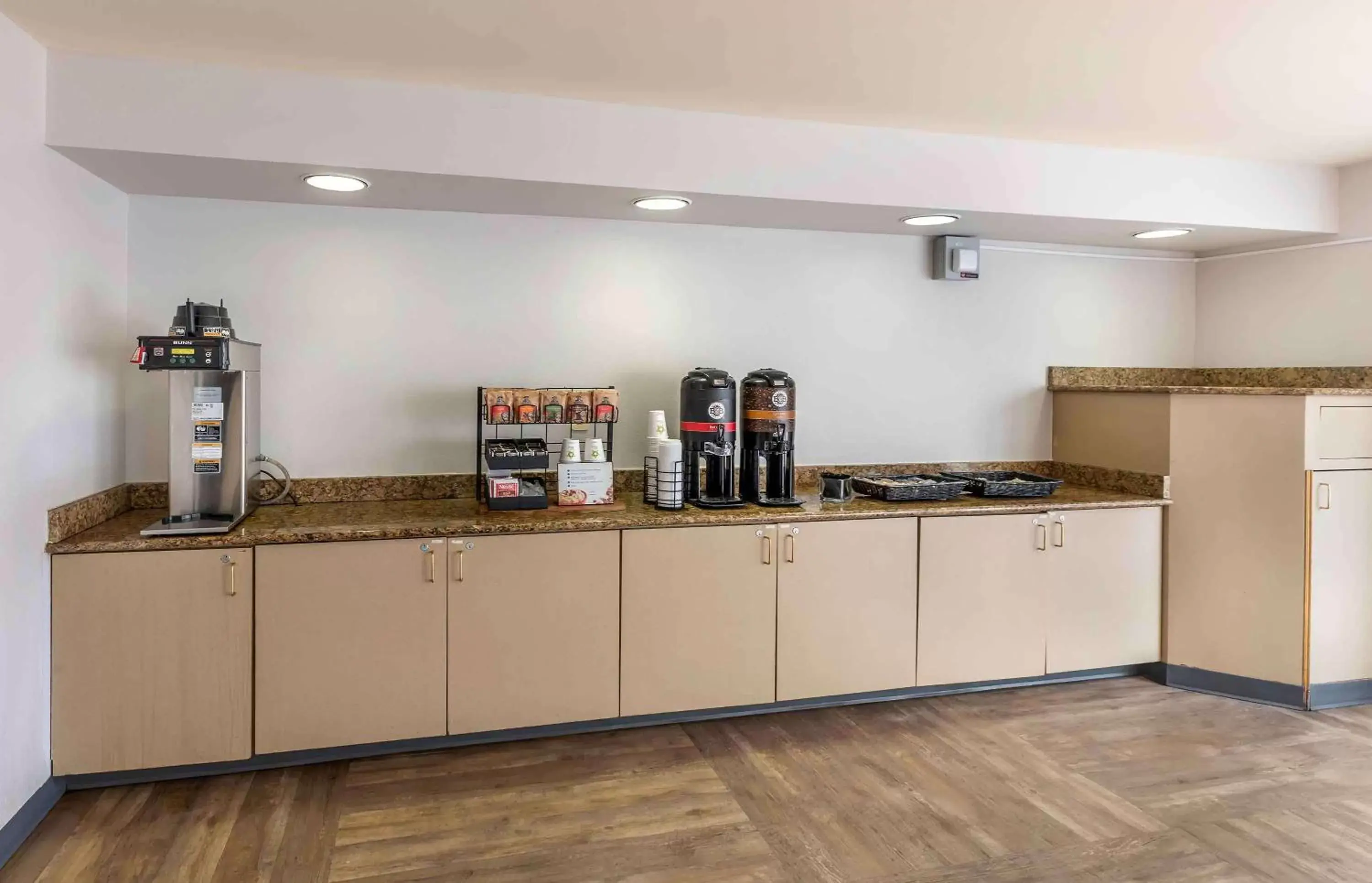 Breakfast, Kitchen/Kitchenette in Extended Stay America Suites - Denver - Tech Center South - Greenwood Village