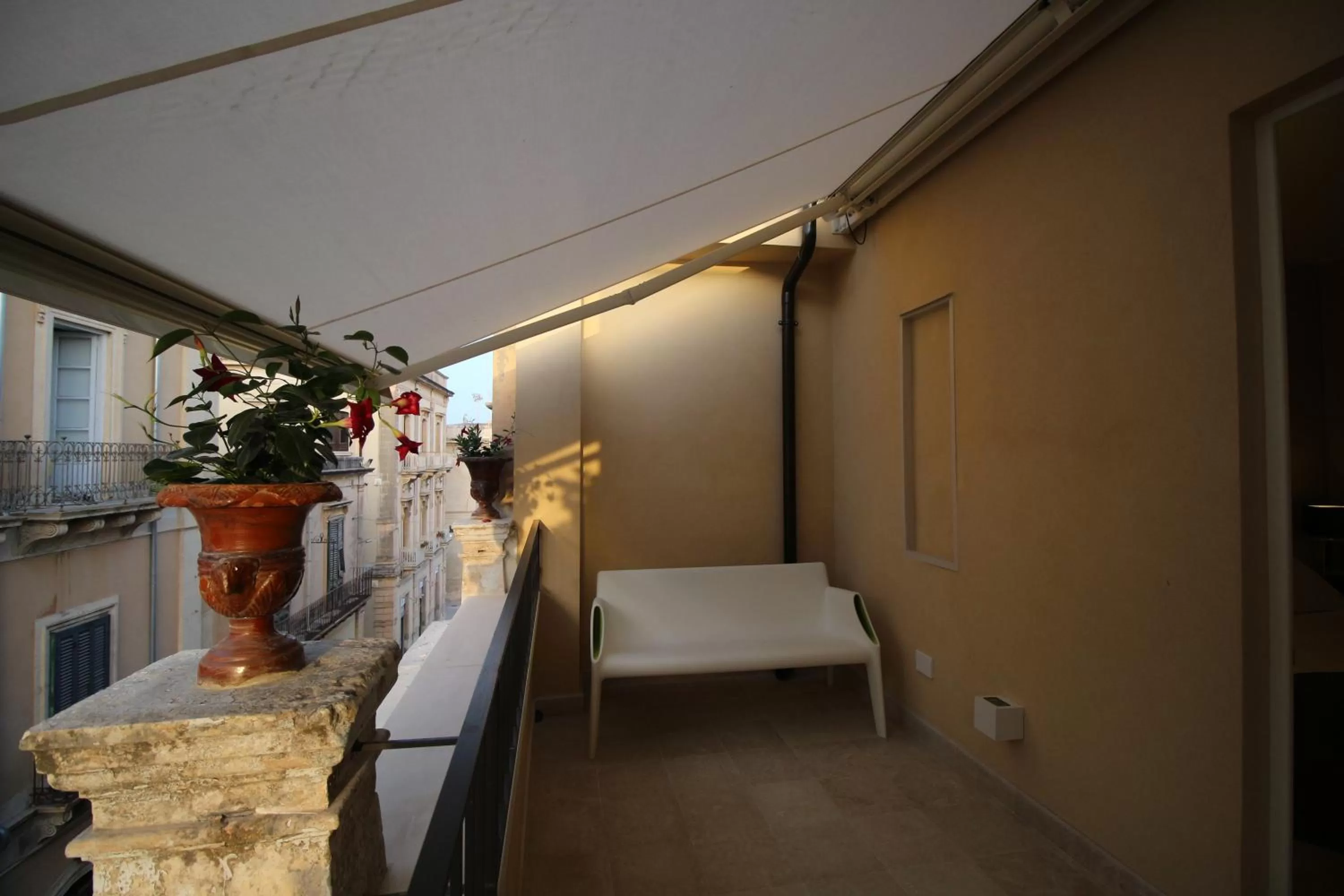 Balcony/Terrace, Bed in Hotel Porta Reale