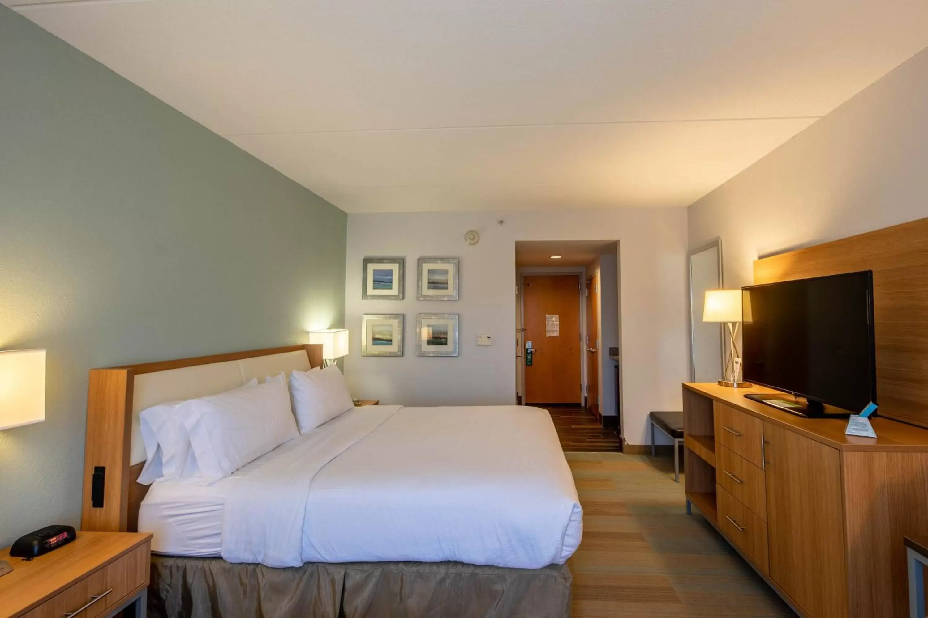 Photo of the whole room, Bed in Holiday Inn Manahawkin/Long Beach Island, an IHG Hotel