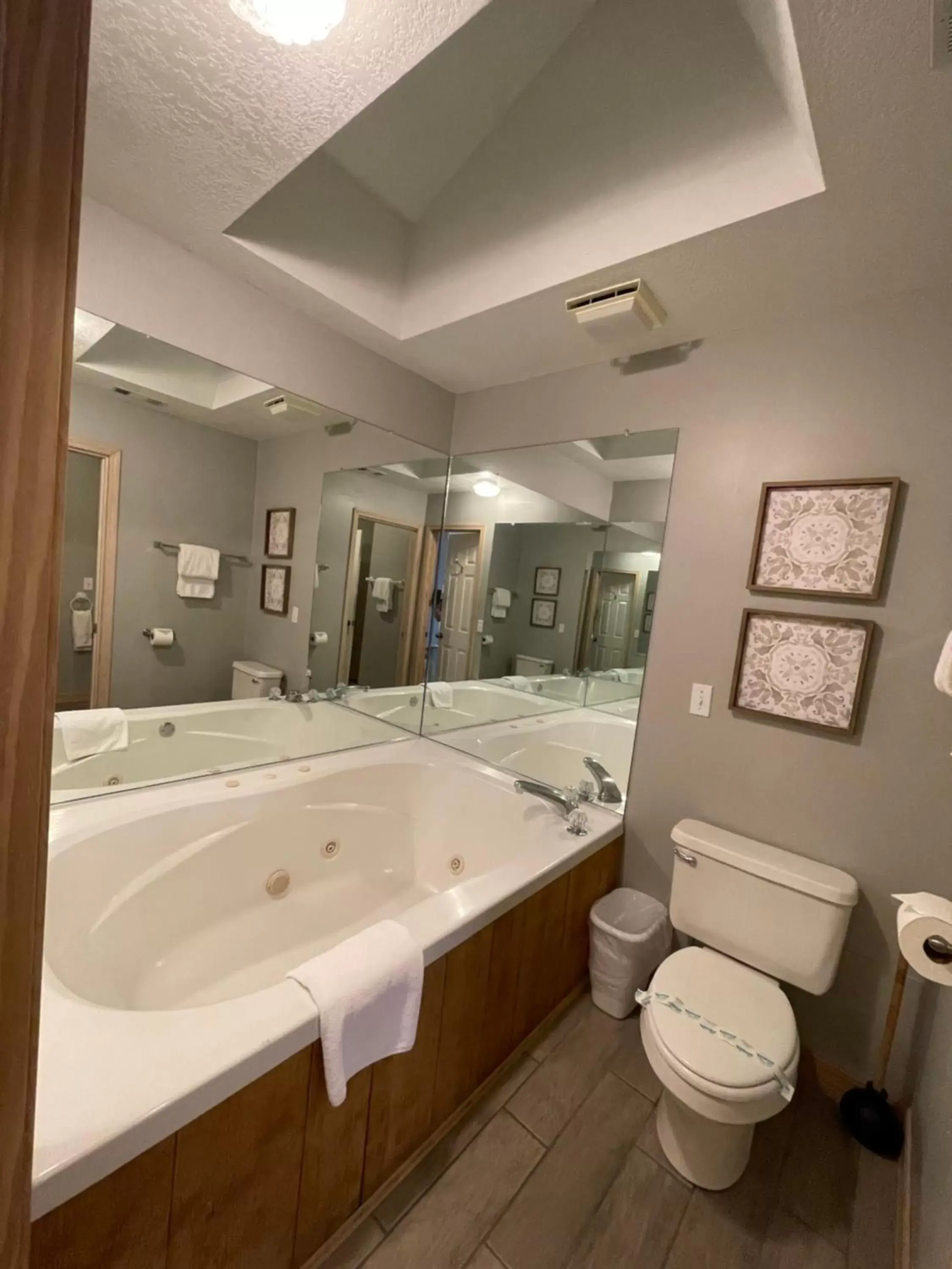 Hot Tub, Bathroom in Crown Lake Resort & RV