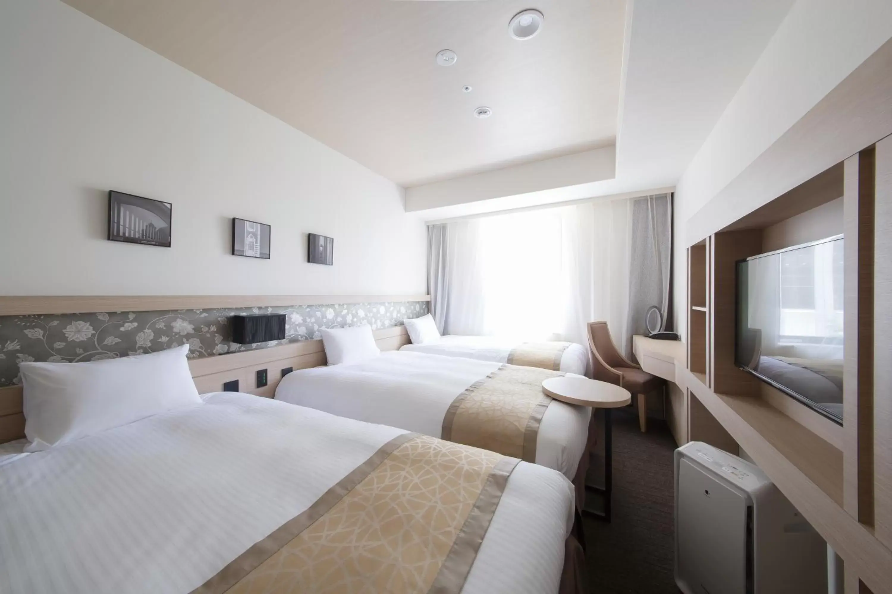 Photo of the whole room, Bed in Hotel Keihan Yodoyabashi