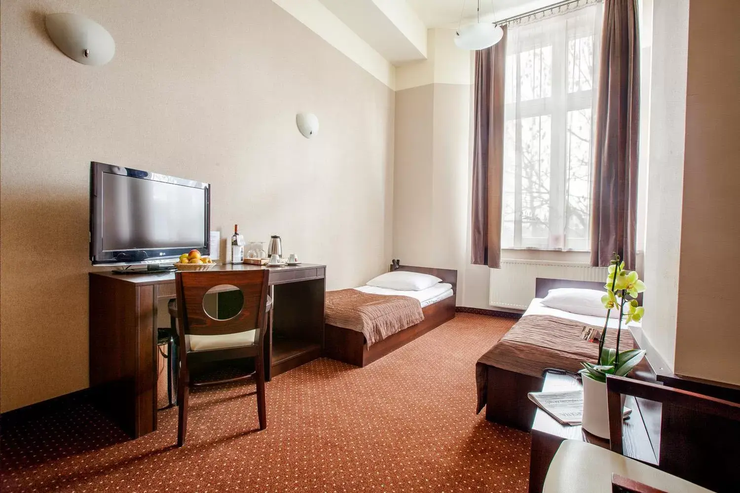 Bed, TV/Entertainment Center in Hotel Diament Economy Gliwice