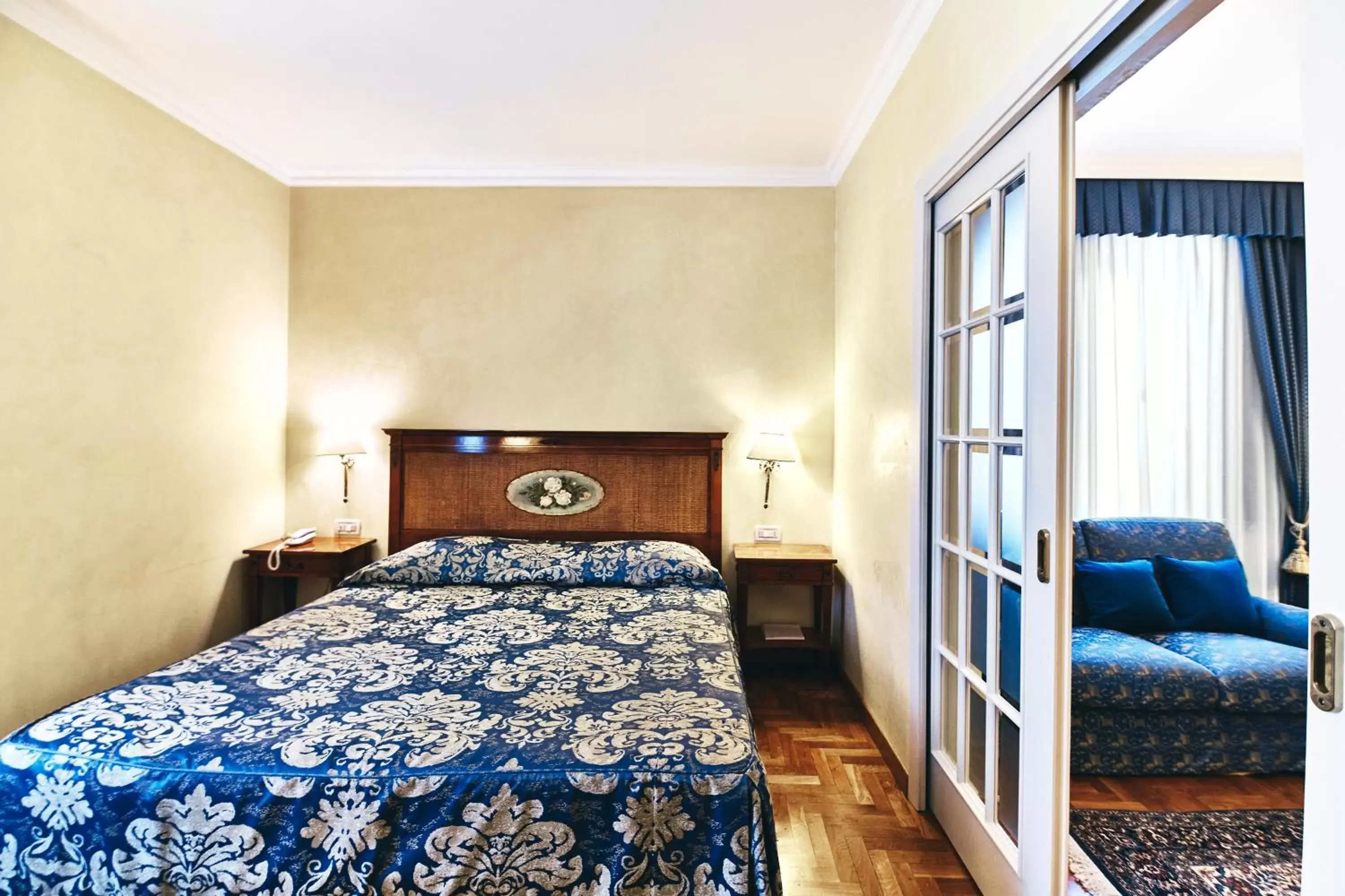 Bedroom, Bed in Ambassador Palace Hotel