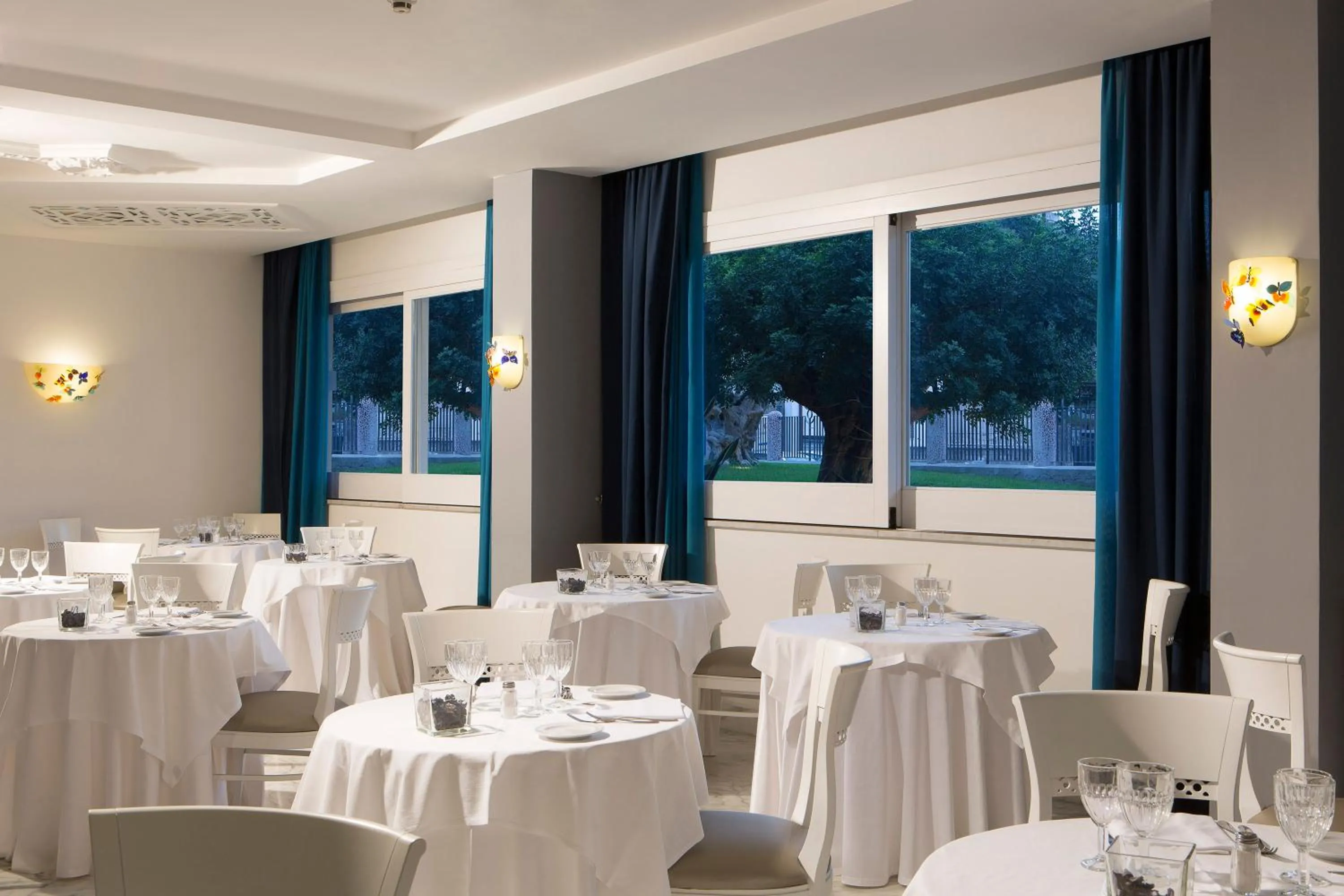 Restaurant/places to eat in Atlantic Palace Hotel