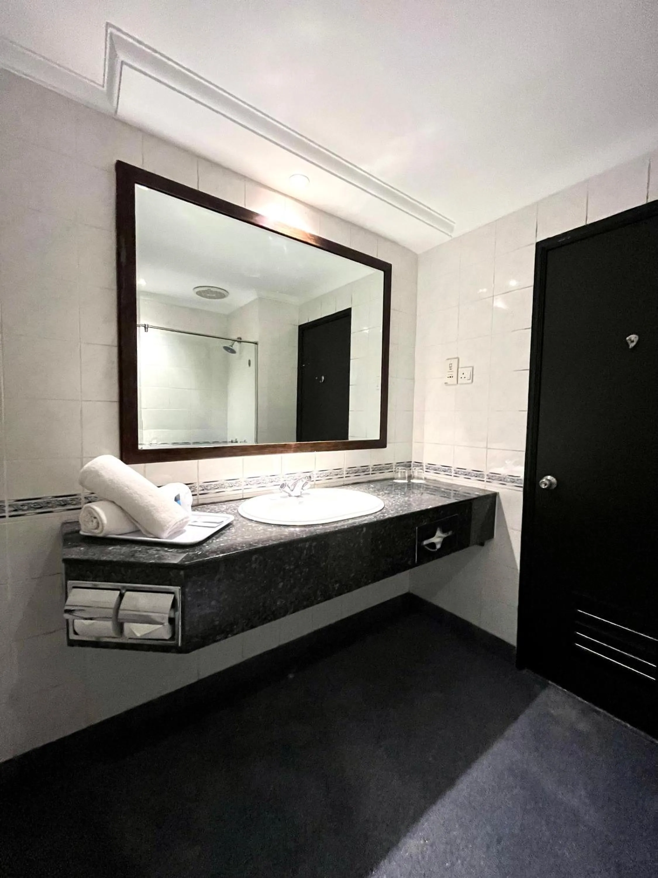 Bathroom, Bed in Flamingo Hotel By The Lake, Kuala Lumpur